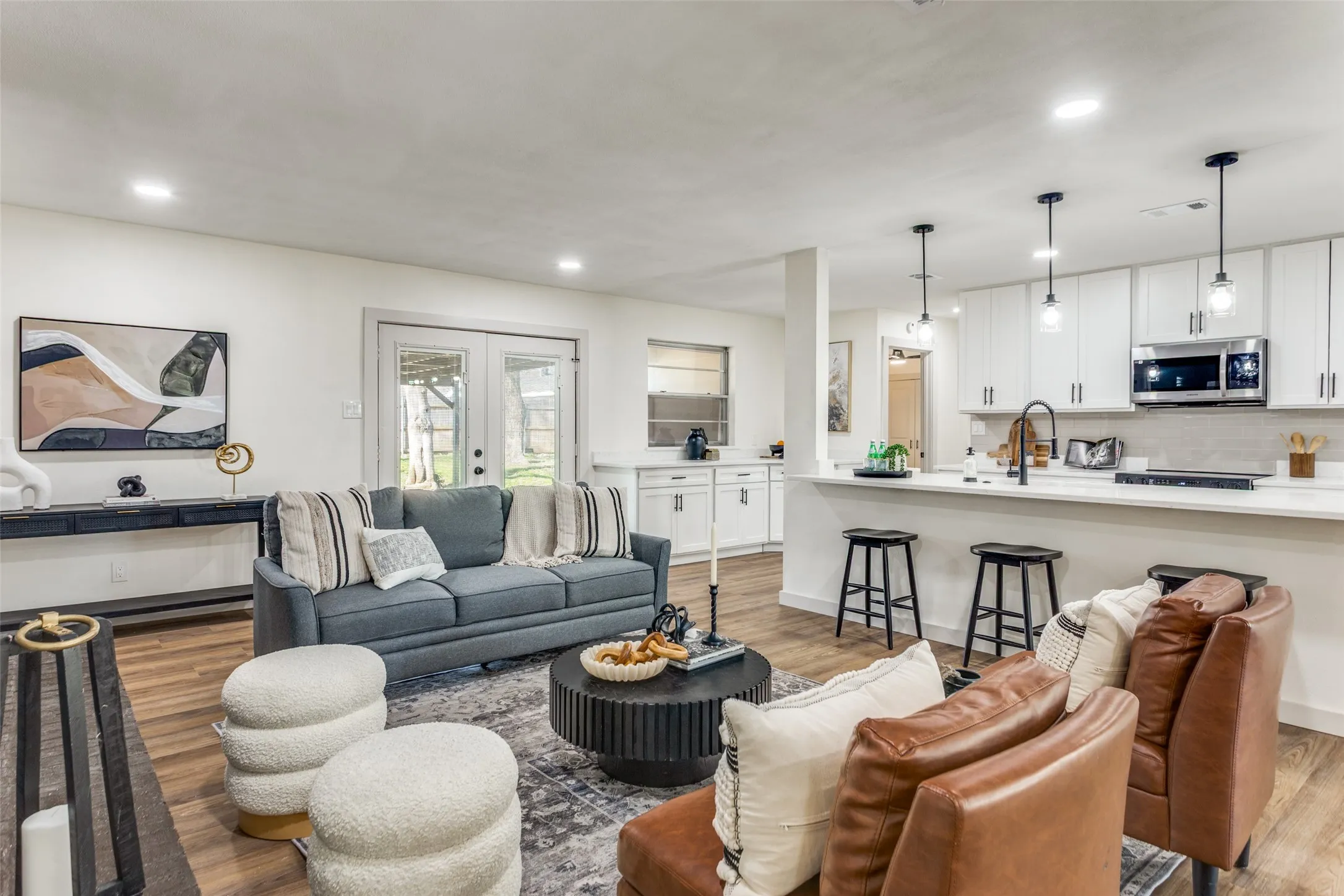 Single Family Residence For Rent in Tarrant County , 2920 Choctaw Trail, Fort Worth, Texas 76116, 3 Bedroom, 2 Bathroom, 2 Garage spaces, 1,705 Sqft, built in 1966, Price $2,435, mls#21362078, Real Estate Agent in Fort Worth, Homes For Rent in Tarrant county, Homes For Rent in Fort Worth, Realtor in Fort Worth Texas, Real Estate Brokerage Independent Realty Texas, Luminita Cordes Realtor