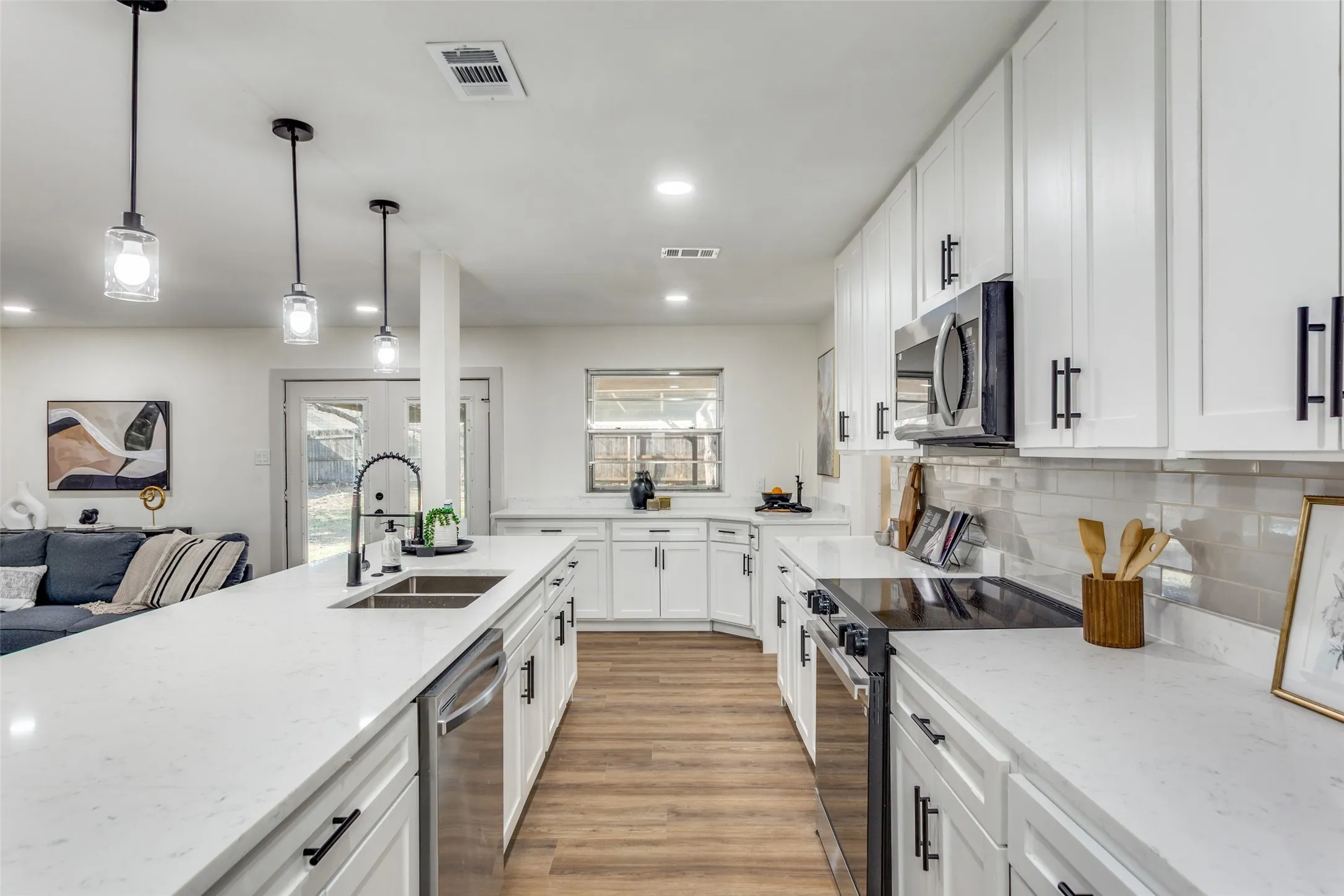 Single Family Residence For Rent in Tarrant County , 2920 Choctaw Trail, Fort Worth, Texas 76116, 3 Bedroom, 2 Bathroom, 2 Garage spaces, 1,705 Sqft, built in 1966, Price $2,435, mls#21362078, Real Estate Agent in Fort Worth, Homes For Rent in Tarrant county, Homes For Rent in Fort Worth, Realtor in Fort Worth Texas, Real Estate Brokerage Independent Realty Texas, Luminita Cordes Realtor