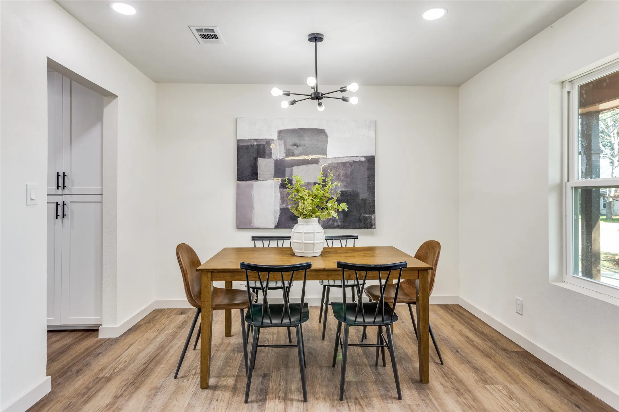Single Family Residence For Rent in Tarrant County , 2920 Choctaw Trail, Fort Worth, Texas 76116, 3 Bedroom, 2 Bathroom, 2 Garage spaces, 1,705 Sqft, built in 1966, Price $2,435, mls#21362078, Real Estate Agent in Fort Worth, Homes For Rent in Tarrant county, Homes For Rent in Fort Worth, Realtor in Fort Worth Texas, Real Estate Brokerage Independent Realty Texas, Luminita Cordes Realtor
