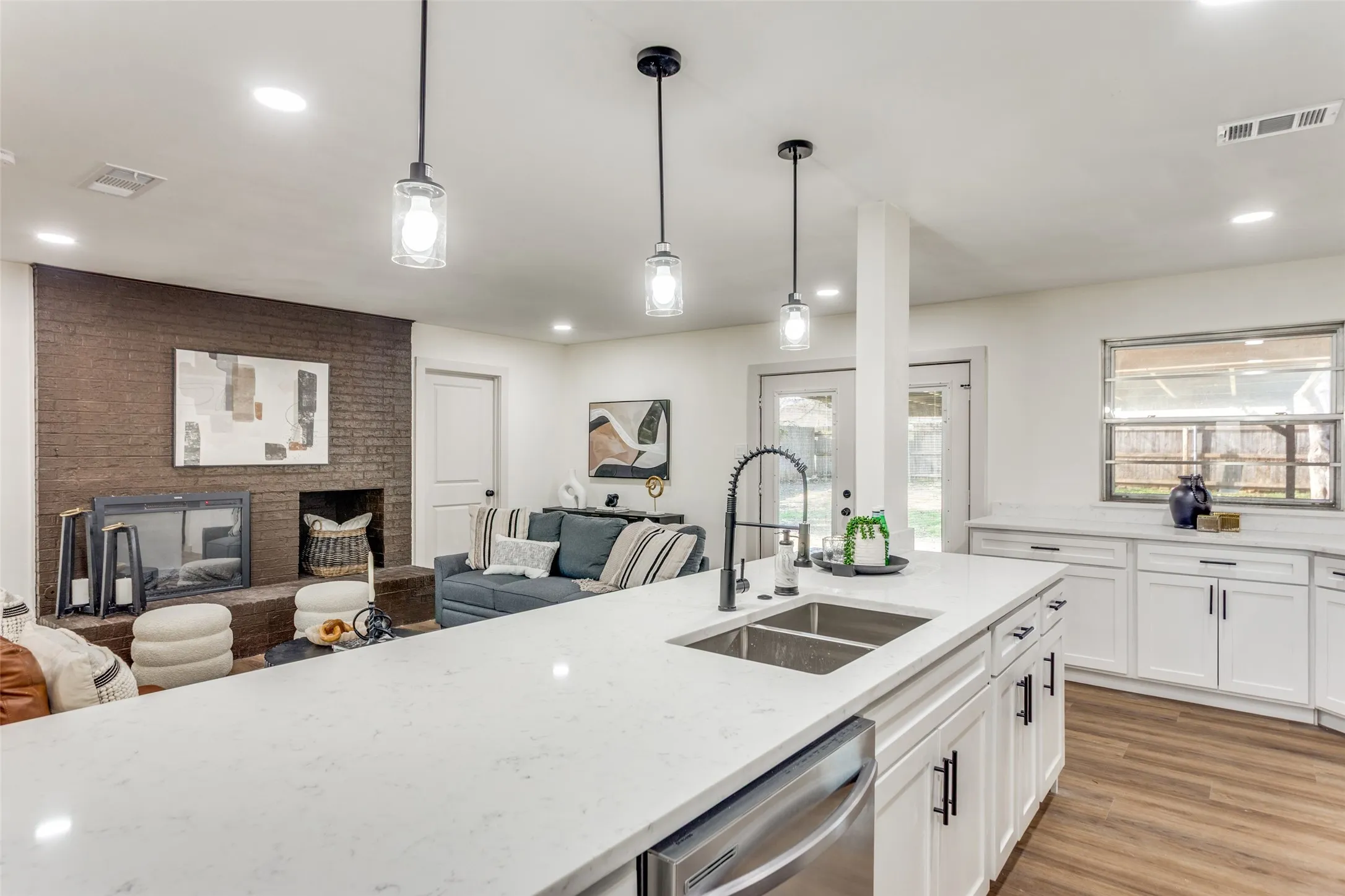 Single Family Residence For Rent in Tarrant County , 2920 Choctaw Trail, Fort Worth, Texas 76116, 3 Bedroom, 2 Bathroom, 2 Garage spaces, 1,705 Sqft, built in 1966, Price $2,435, mls#21362078, Real Estate Agent in Fort Worth, Homes For Rent in Tarrant county, Homes For Rent in Fort Worth, Realtor in Fort Worth Texas, Real Estate Brokerage Independent Realty Texas, Luminita Cordes Realtor