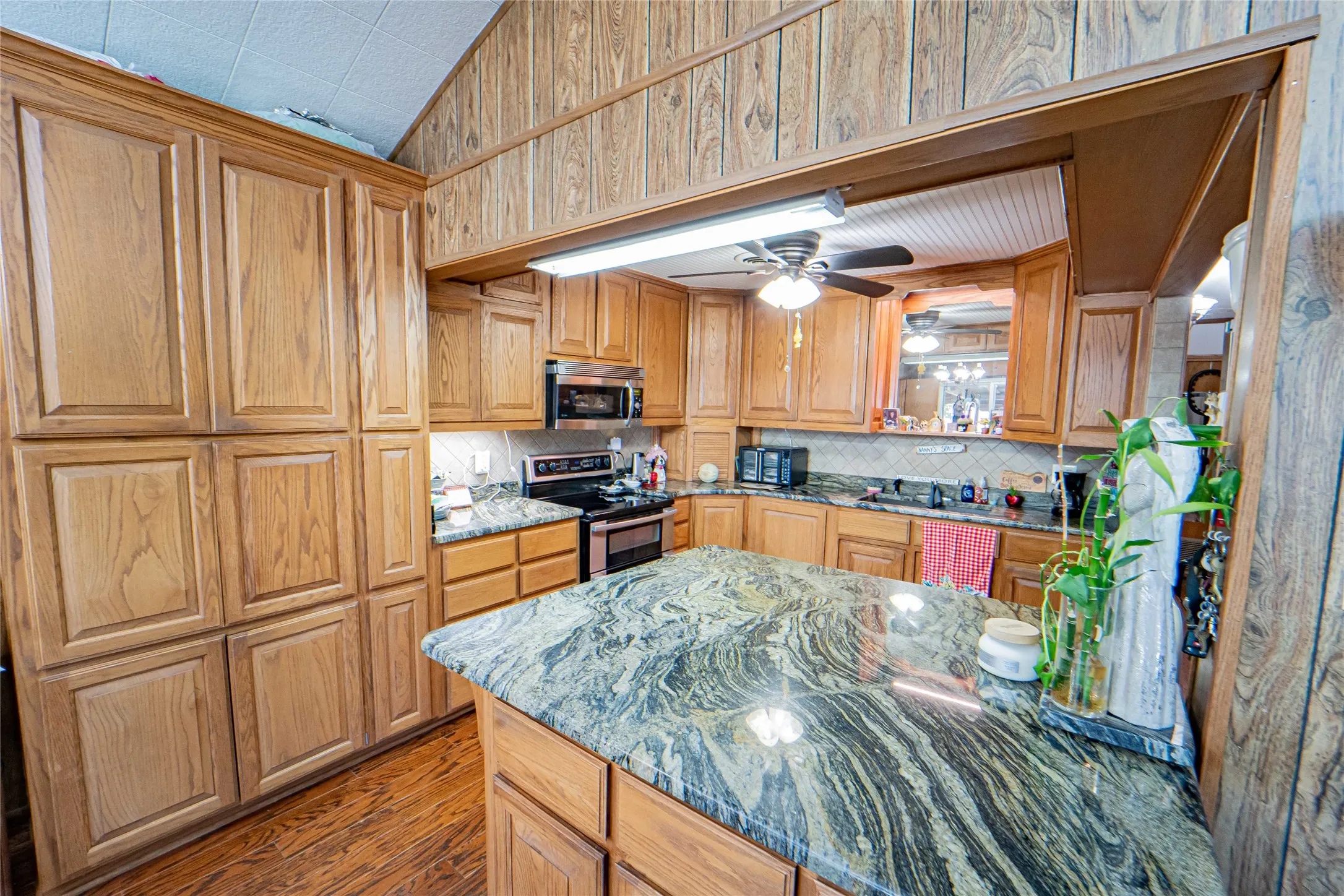 Single Family Residence For Sale in Stephens County , 355 & 356 County Road 221, Breckenridge, Texas 76424, 4 Bedroom, 2 Bathroom, 4 Garage spaces, 1,750 Sqft, built in 1968, Price $479,900, mls#21361723, Real Estate Agent in Breckenridge, Homes For Sale in Stephens county, Homes For Sale in Breckenridge, Realtor in Breckenridge Texas, Real Estate Brokerage Independent Realty Texas, Luminita Cordes Realtor