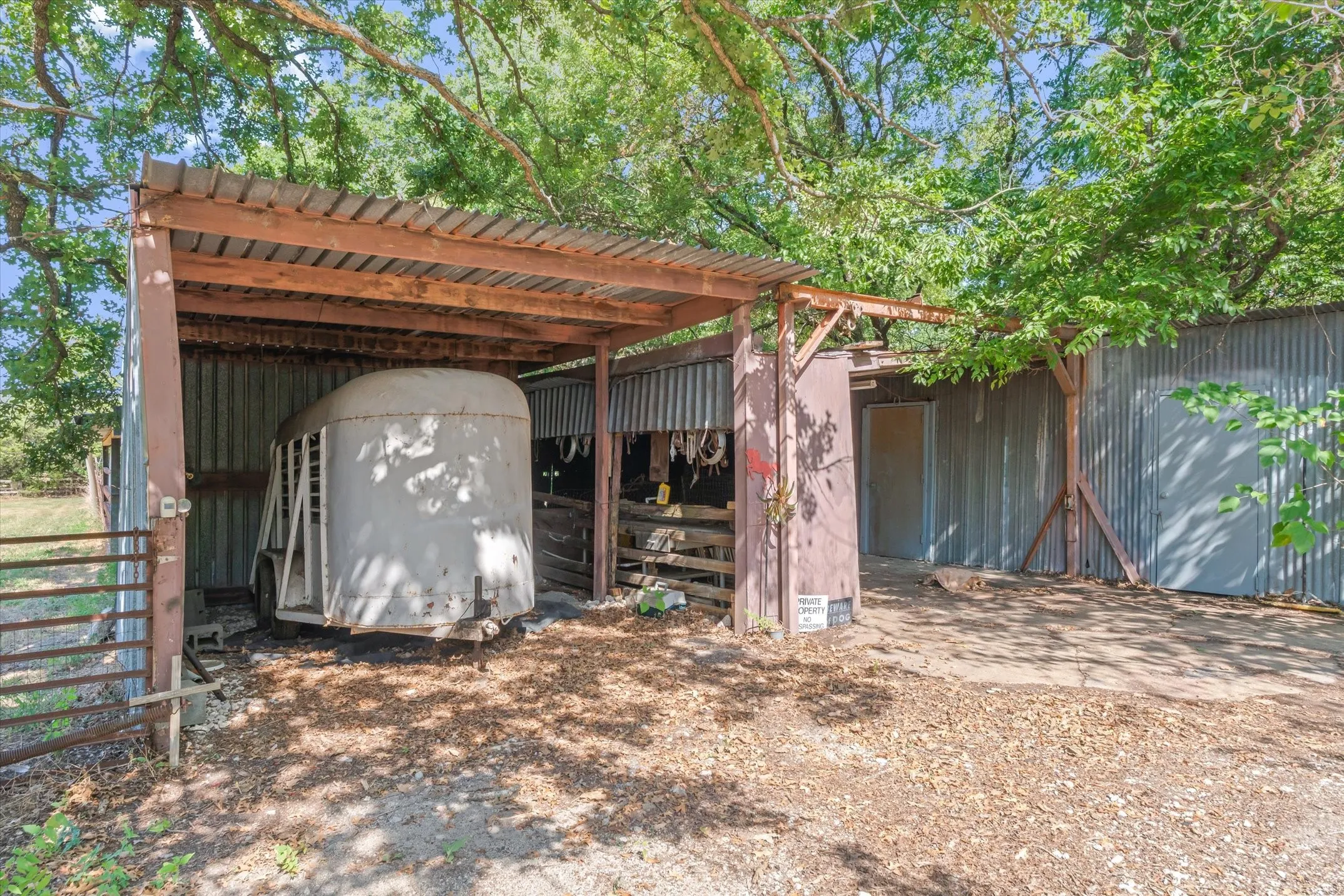 Single Family Residence For Sale in Van Zandt County , 1185 Vz County Road 3822, Wills Point, Texas 75169, 3 Bedroom, 2 Bathroom, Garage spaces, 1,680 Sqft, built in 1979, mls#21362089, Real Estate Agent in Wills Point, Homes For Sale in Van Zandt county, Homes For Sale in Wills Point, Realtor in Wills Point Texas, Real Estate Brokerage Independent Realty Texas, Luminita Cordes Realtor