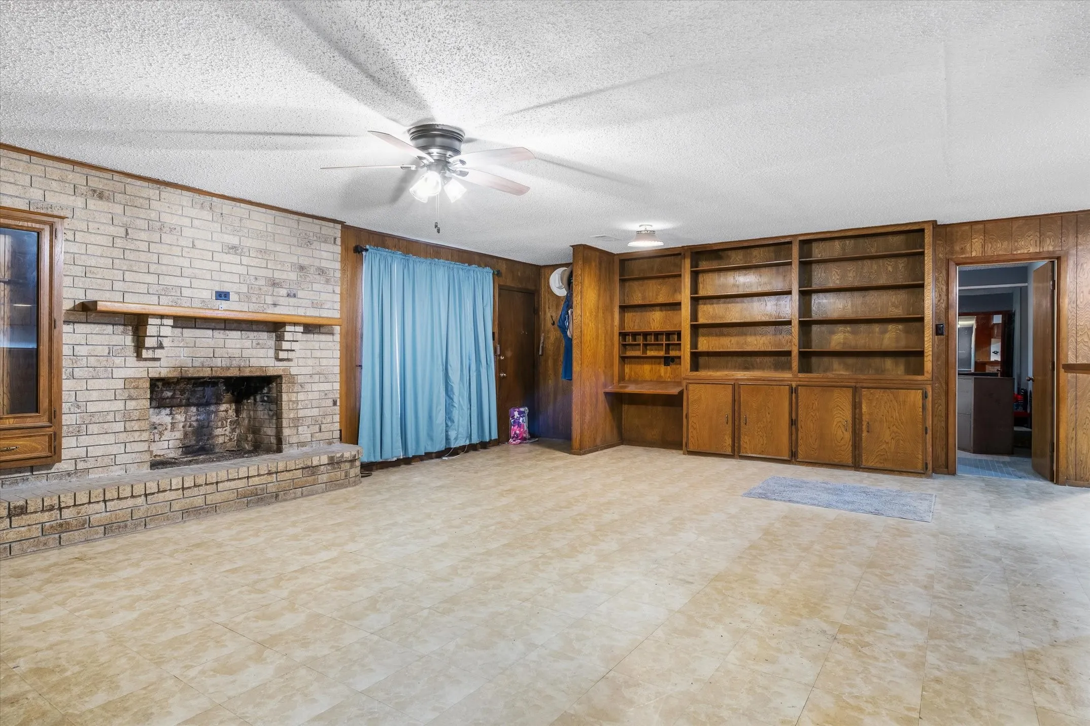 Single Family Residence For Sale in Van Zandt County , 1185 Vz County Road 3822, Wills Point, Texas 75169, 3 Bedroom, 2 Bathroom, Garage spaces, 1,680 Sqft, built in 1979, mls#21362089, Real Estate Agent in Wills Point, Homes For Sale in Van Zandt county, Homes For Sale in Wills Point, Realtor in Wills Point Texas, Real Estate Brokerage Independent Realty Texas, Luminita Cordes Realtor