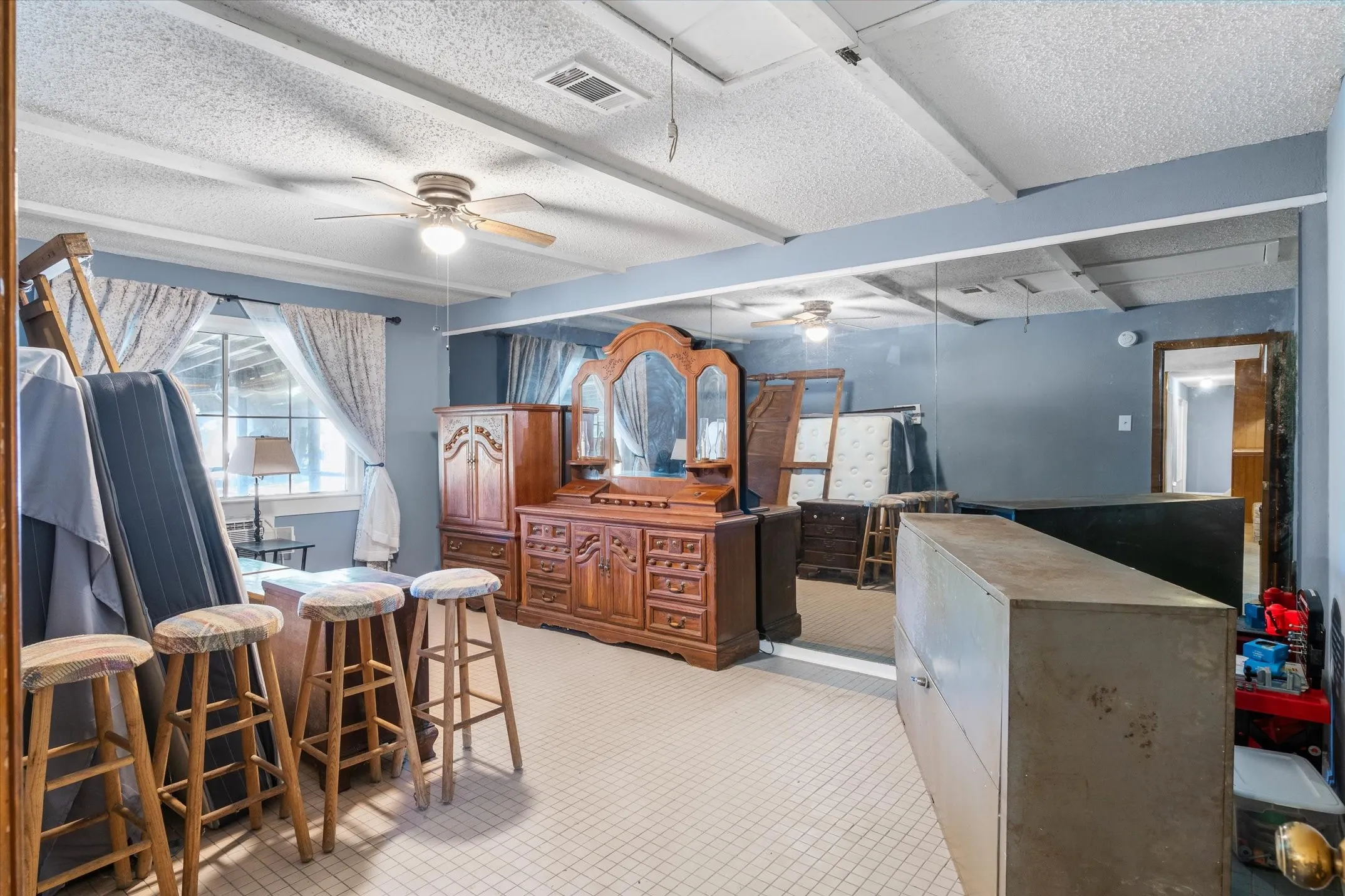 Single Family Residence For Sale in Van Zandt County , 1185 Vz County Road 3822, Wills Point, Texas 75169, 3 Bedroom, 2 Bathroom, Garage spaces, 1,680 Sqft, built in 1979, mls#21362089, Real Estate Agent in Wills Point, Homes For Sale in Van Zandt county, Homes For Sale in Wills Point, Realtor in Wills Point Texas, Real Estate Brokerage Independent Realty Texas, Luminita Cordes Realtor