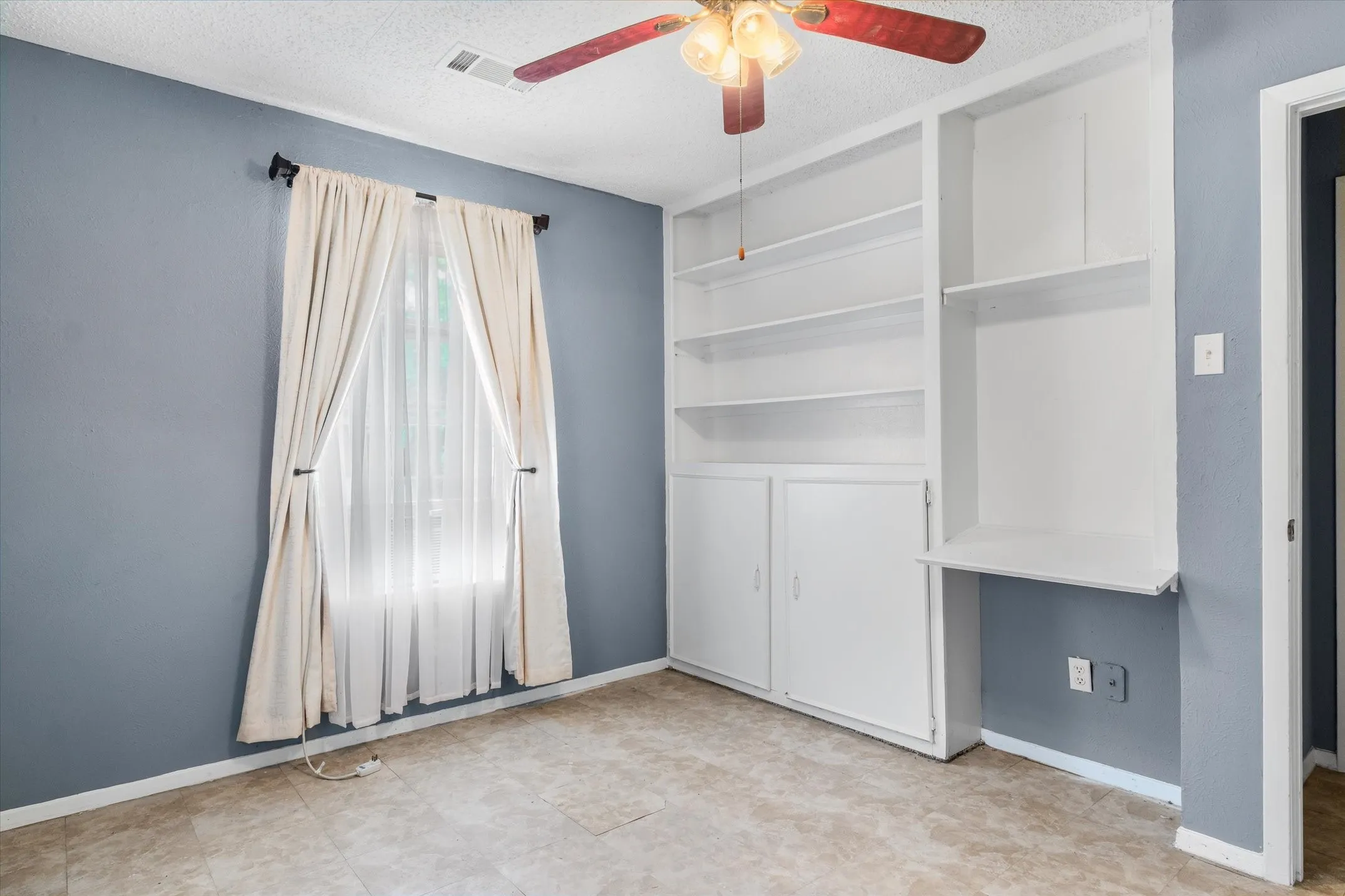 Single Family Residence For Sale in Van Zandt County , 1185 Vz County Road 3822, Wills Point, Texas 75169, 3 Bedroom, 2 Bathroom, Garage spaces, 1,680 Sqft, built in 1979, mls#21362089, Real Estate Agent in Wills Point, Homes For Sale in Van Zandt county, Homes For Sale in Wills Point, Realtor in Wills Point Texas, Real Estate Brokerage Independent Realty Texas, Luminita Cordes Realtor