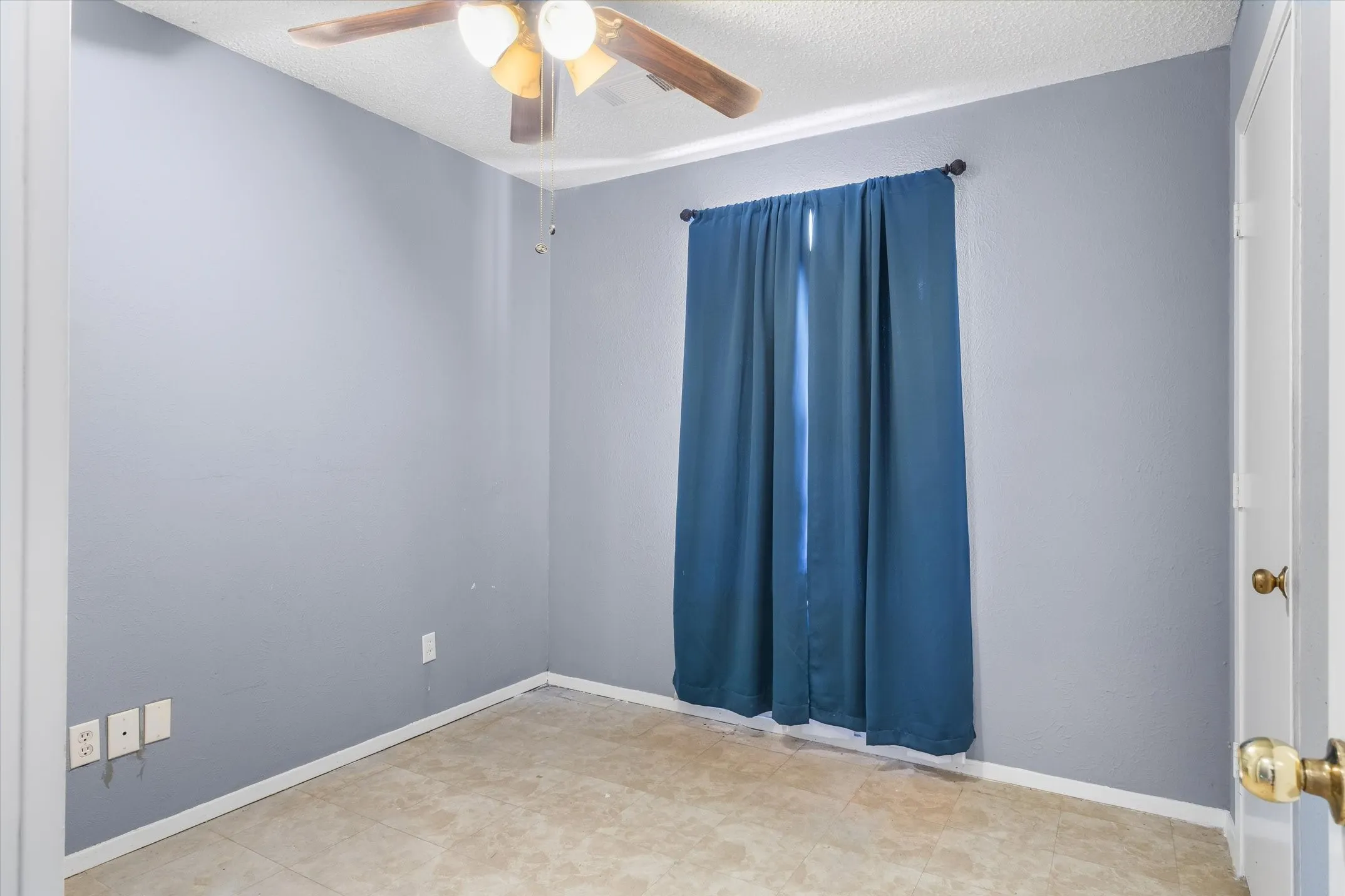 Single Family Residence For Sale in Van Zandt County , 1185 Vz County Road 3822, Wills Point, Texas 75169, 3 Bedroom, 2 Bathroom, Garage spaces, 1,680 Sqft, built in 1979, mls#21362089, Real Estate Agent in Wills Point, Homes For Sale in Van Zandt county, Homes For Sale in Wills Point, Realtor in Wills Point Texas, Real Estate Brokerage Independent Realty Texas, Luminita Cordes Realtor