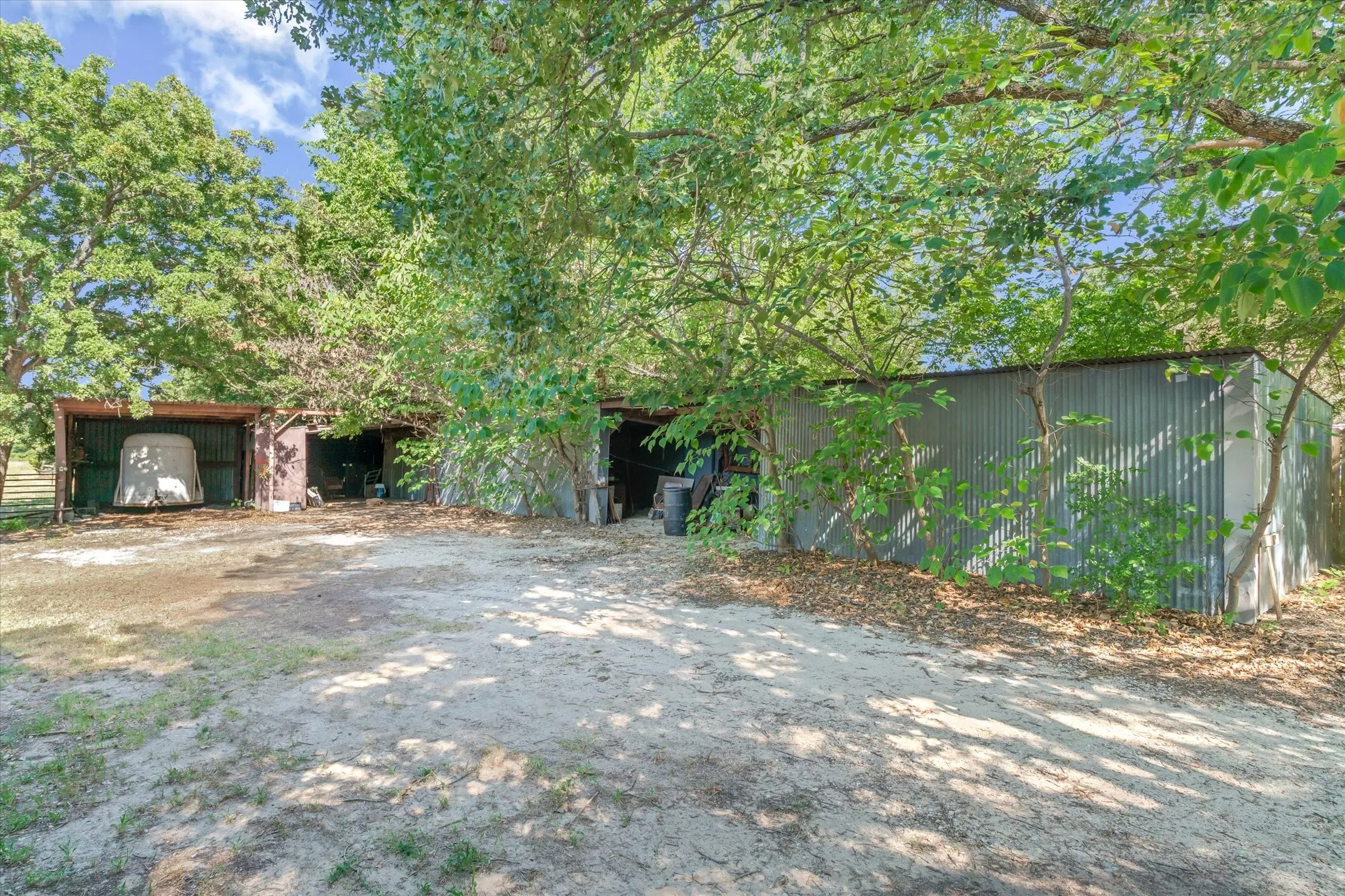Single Family Residence For Sale in Van Zandt County , 1185 Vz County Road 3822, Wills Point, Texas 75169, 3 Bedroom, 2 Bathroom, Garage spaces, 1,680 Sqft, built in 1979, mls#21362089, Real Estate Agent in Wills Point, Homes For Sale in Van Zandt county, Homes For Sale in Wills Point, Realtor in Wills Point Texas, Real Estate Brokerage Independent Realty Texas, Luminita Cordes Realtor