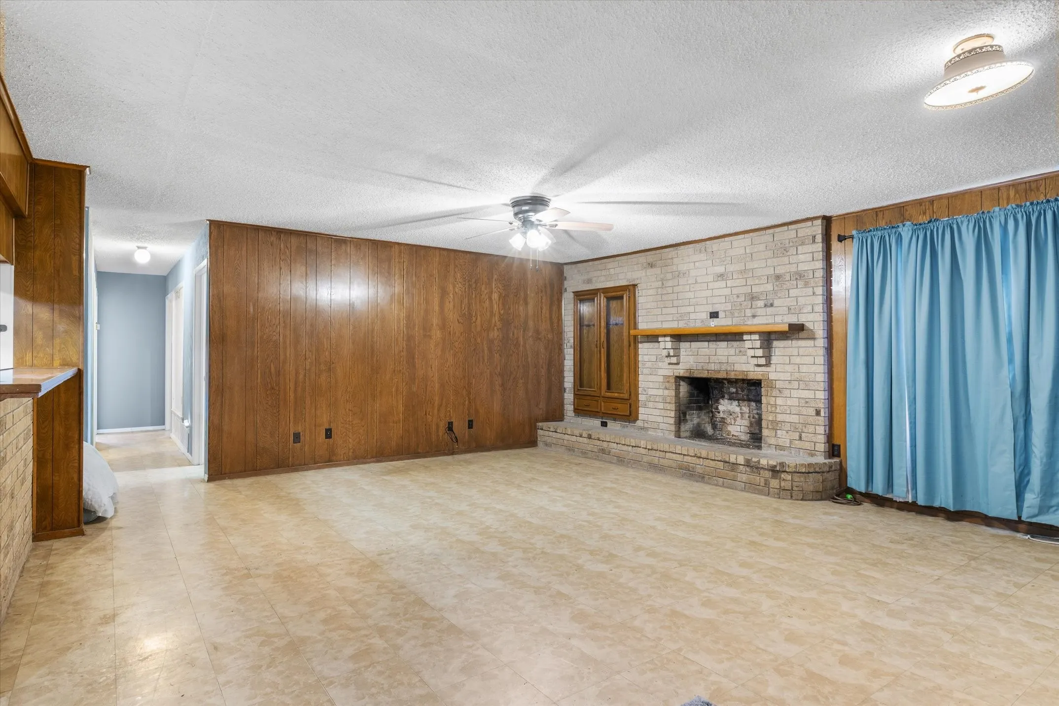 Single Family Residence For Sale in Van Zandt County , 1185 Vz County Road 3822, Wills Point, Texas 75169, 3 Bedroom, 2 Bathroom, Garage spaces, 1,680 Sqft, built in 1979, mls#21362089, Real Estate Agent in Wills Point, Homes For Sale in Van Zandt county, Homes For Sale in Wills Point, Realtor in Wills Point Texas, Real Estate Brokerage Independent Realty Texas, Luminita Cordes Realtor