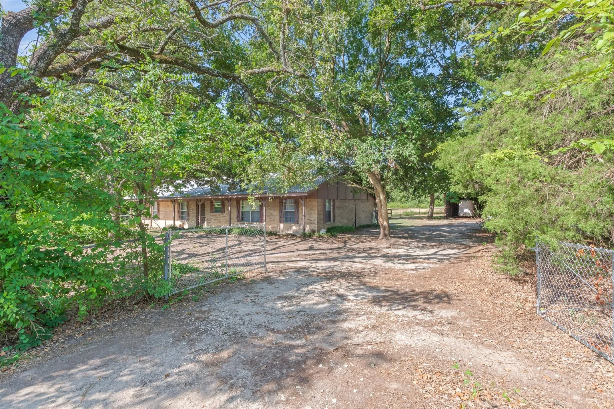 Single Family Residence For Sale in Van Zandt County , 1185 Vz County Road 3822, Wills Point, Texas 75169, 3 Bedroom, 2 Bathroom, Garage spaces, 1,680 Sqft, built in 1979, mls#21362089, Real Estate Agent in Wills Point, Homes For Sale in Van Zandt county, Homes For Sale in Wills Point, Realtor in Wills Point Texas, Real Estate Brokerage Independent Realty Texas, Luminita Cordes Realtor