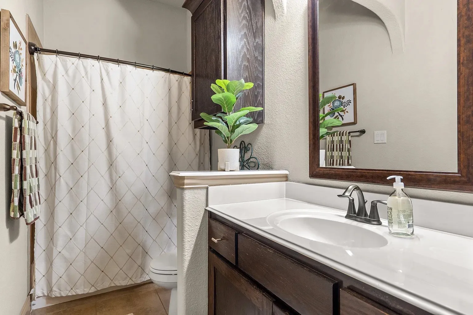 Secondary Downstairs Full bathroom