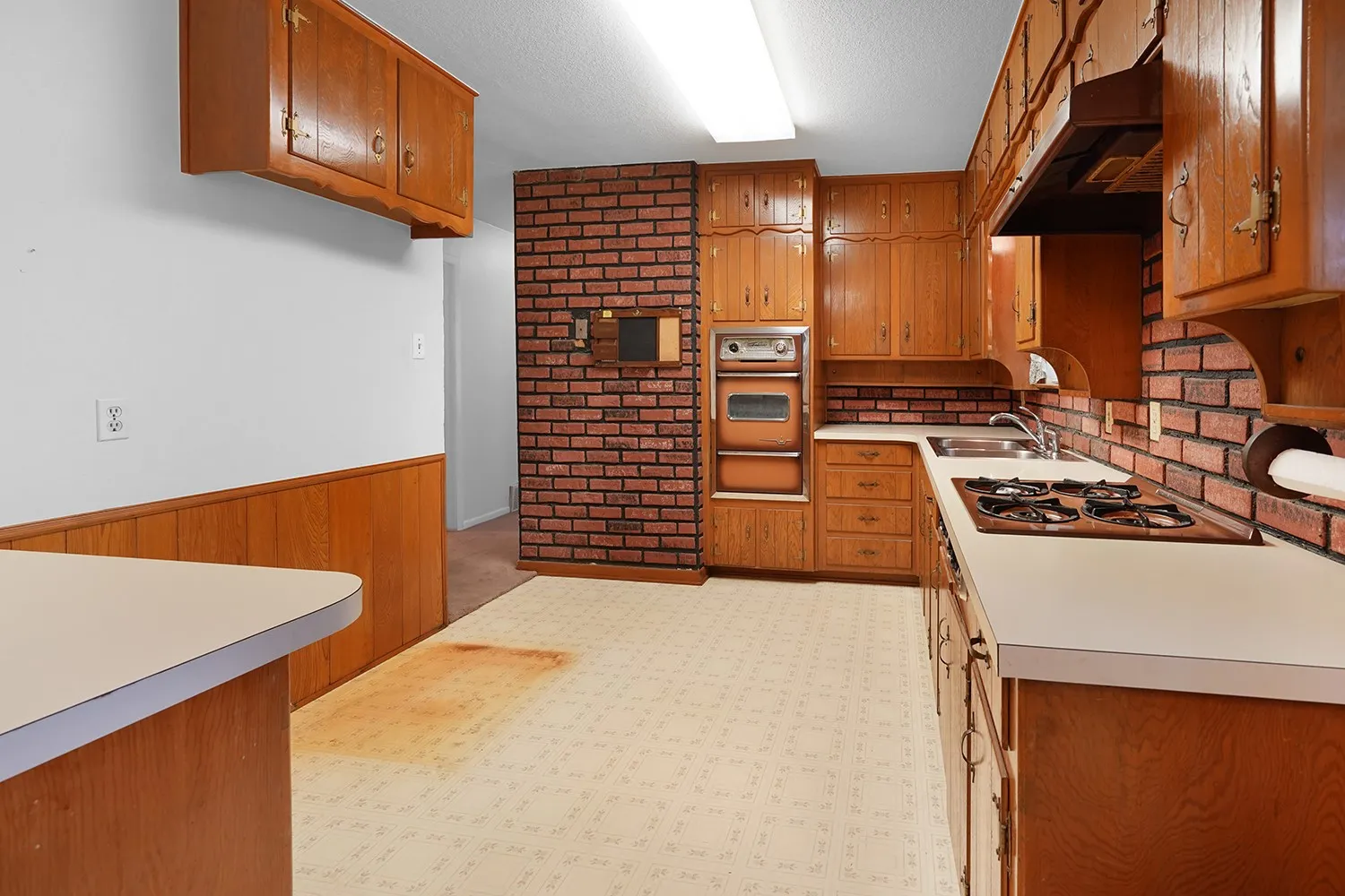 Single Family Residence For Sale in Tarrant County , 773 Betty Lane, Hurst, Texas 76053, 3 Bedroom, 1 Bathroom, Garage spaces, 1,140 Sqft, built in 1959, mls#21361744, Real Estate Agent in Hurst, Homes For Sale in Tarrant county, Homes For Sale in Hurst, Realtor in Hurst Texas, Real Estate Brokerage Independent Realty Texas, Luminita Cordes Realtor