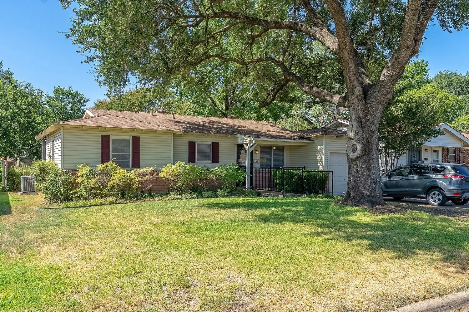 Single Family Residence For Sale in Tarrant County , 773 Betty Lane, Hurst, Texas 76053, 3 Bedroom, 1 Bathroom, Garage spaces, 1,140 Sqft, built in 1959, mls#21361744, Real Estate Agent in Hurst, Homes For Sale in Tarrant county, Homes For Sale in Hurst, Realtor in Hurst Texas, Real Estate Brokerage Independent Realty Texas, Luminita Cordes Realtor