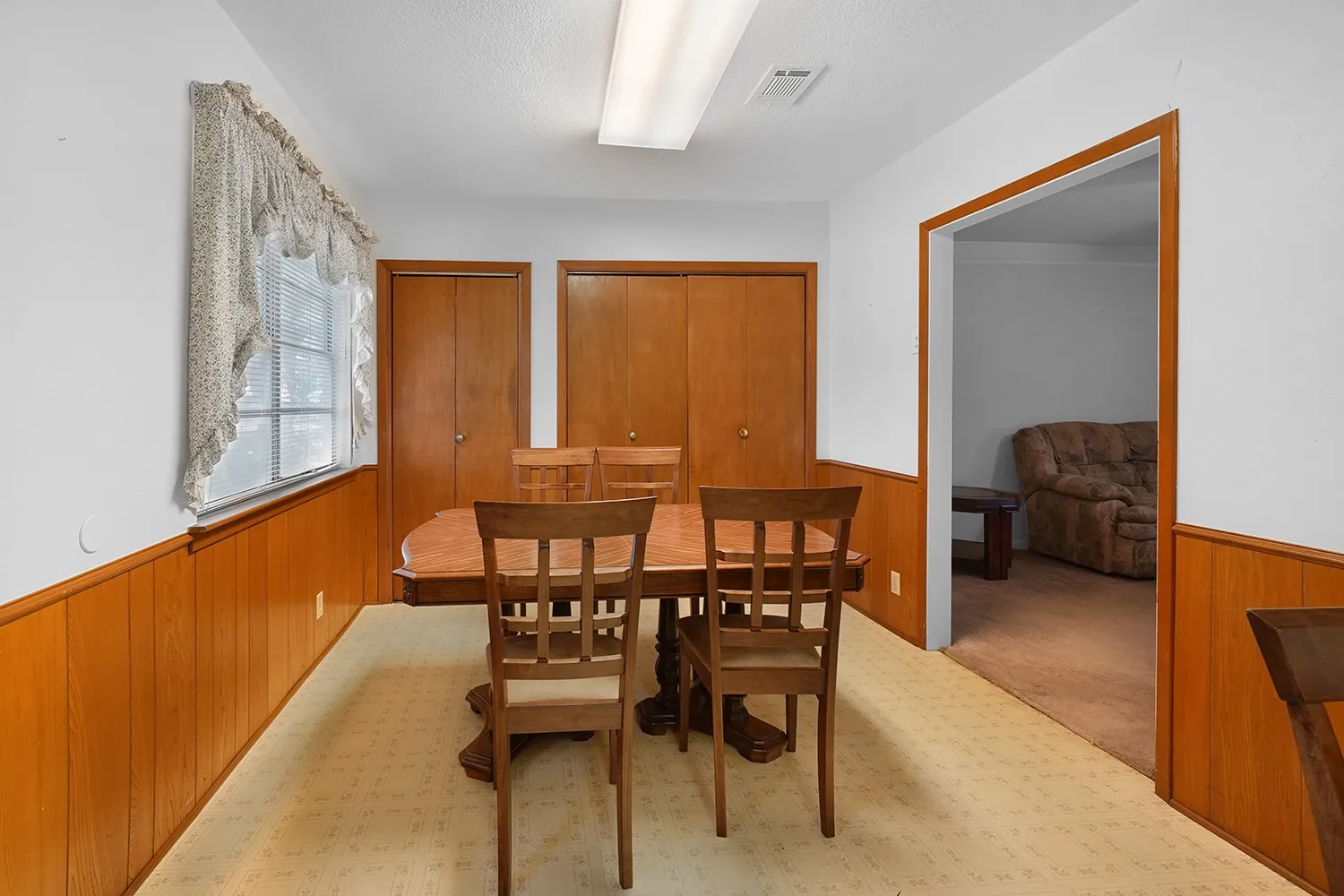 Single Family Residence For Sale in Tarrant County , 773 Betty Lane, Hurst, Texas 76053, 3 Bedroom, 1 Bathroom, Garage spaces, 1,140 Sqft, built in 1959, mls#21361744, Real Estate Agent in Hurst, Homes For Sale in Tarrant county, Homes For Sale in Hurst, Realtor in Hurst Texas, Real Estate Brokerage Independent Realty Texas, Luminita Cordes Realtor