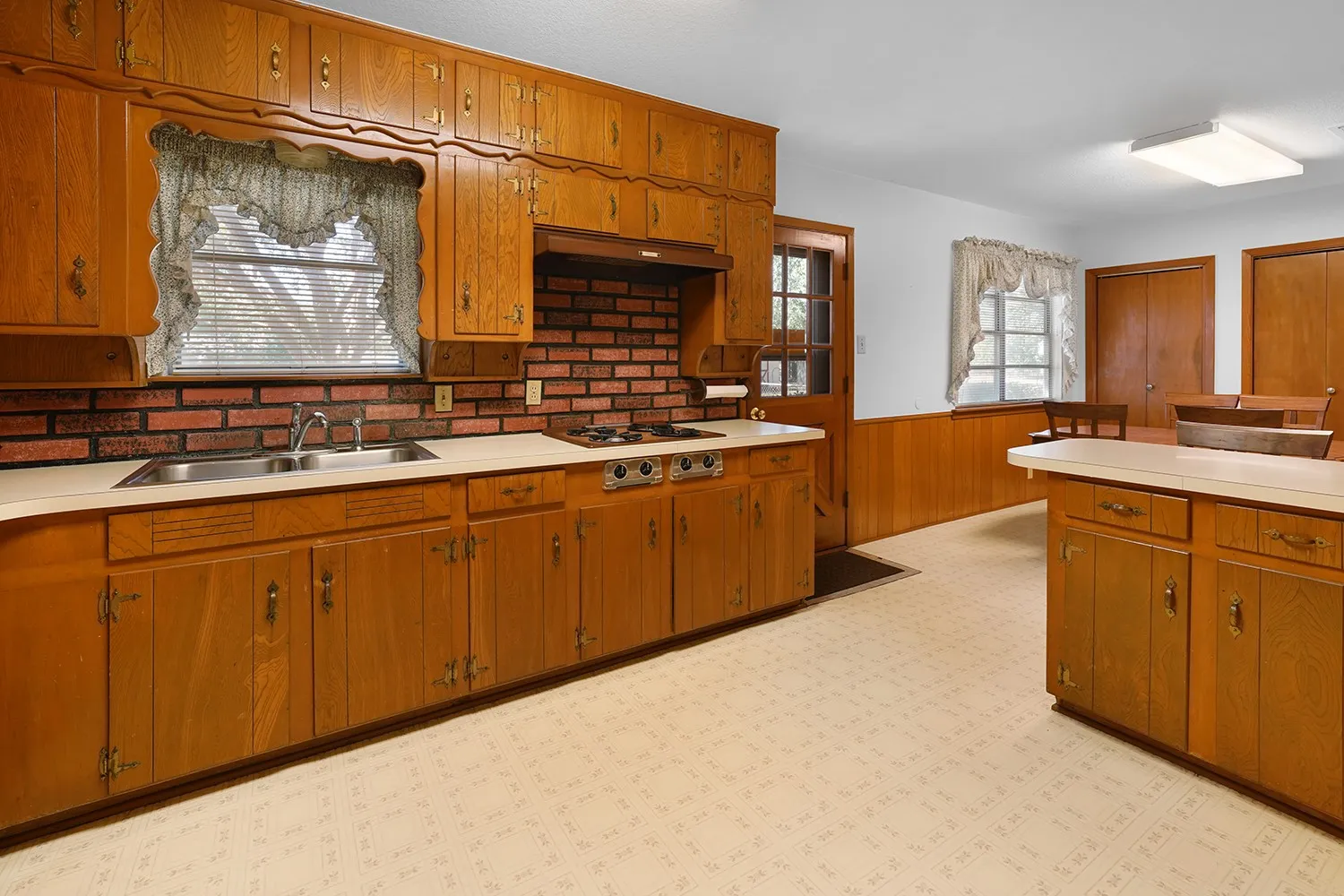Single Family Residence For Sale in Tarrant County , 773 Betty Lane, Hurst, Texas 76053, 3 Bedroom, 1 Bathroom, Garage spaces, 1,140 Sqft, built in 1959, mls#21361744, Real Estate Agent in Hurst, Homes For Sale in Tarrant county, Homes For Sale in Hurst, Realtor in Hurst Texas, Real Estate Brokerage Independent Realty Texas, Luminita Cordes Realtor