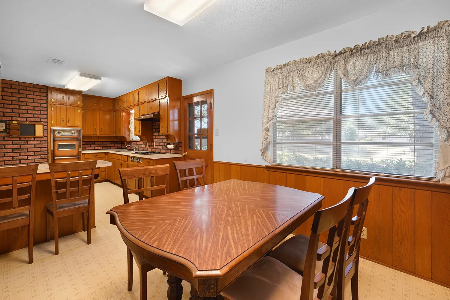 Single Family Residence For Sale in Tarrant County , 773 Betty Lane, Hurst, Texas 76053, 3 Bedroom, 1 Bathroom, Garage spaces, 1,140 Sqft, built in 1959, mls#21361744, Real Estate Agent in Hurst, Homes For Sale in Tarrant county, Homes For Sale in Hurst, Realtor in Hurst Texas, Real Estate Brokerage Independent Realty Texas, Luminita Cordes Realtor