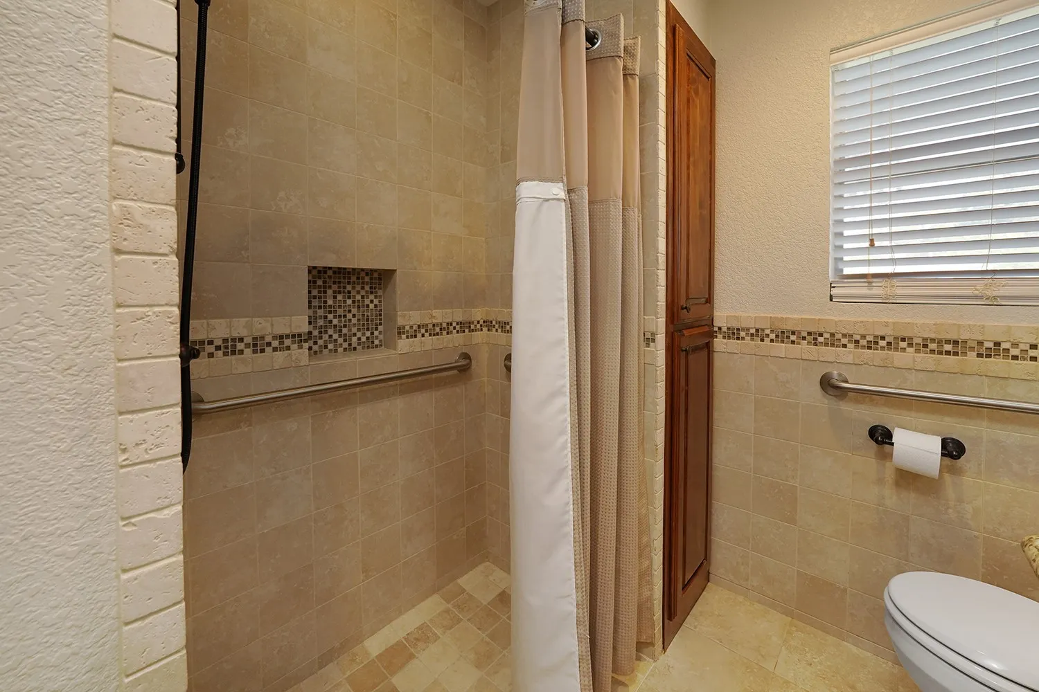Single Family Residence For Sale in Tarrant County , 773 Betty Lane, Hurst, Texas 76053, 3 Bedroom, 1 Bathroom, Garage spaces, 1,140 Sqft, built in 1959, mls#21361744, Real Estate Agent in Hurst, Homes For Sale in Tarrant county, Homes For Sale in Hurst, Realtor in Hurst Texas, Real Estate Brokerage Independent Realty Texas, Luminita Cordes Realtor