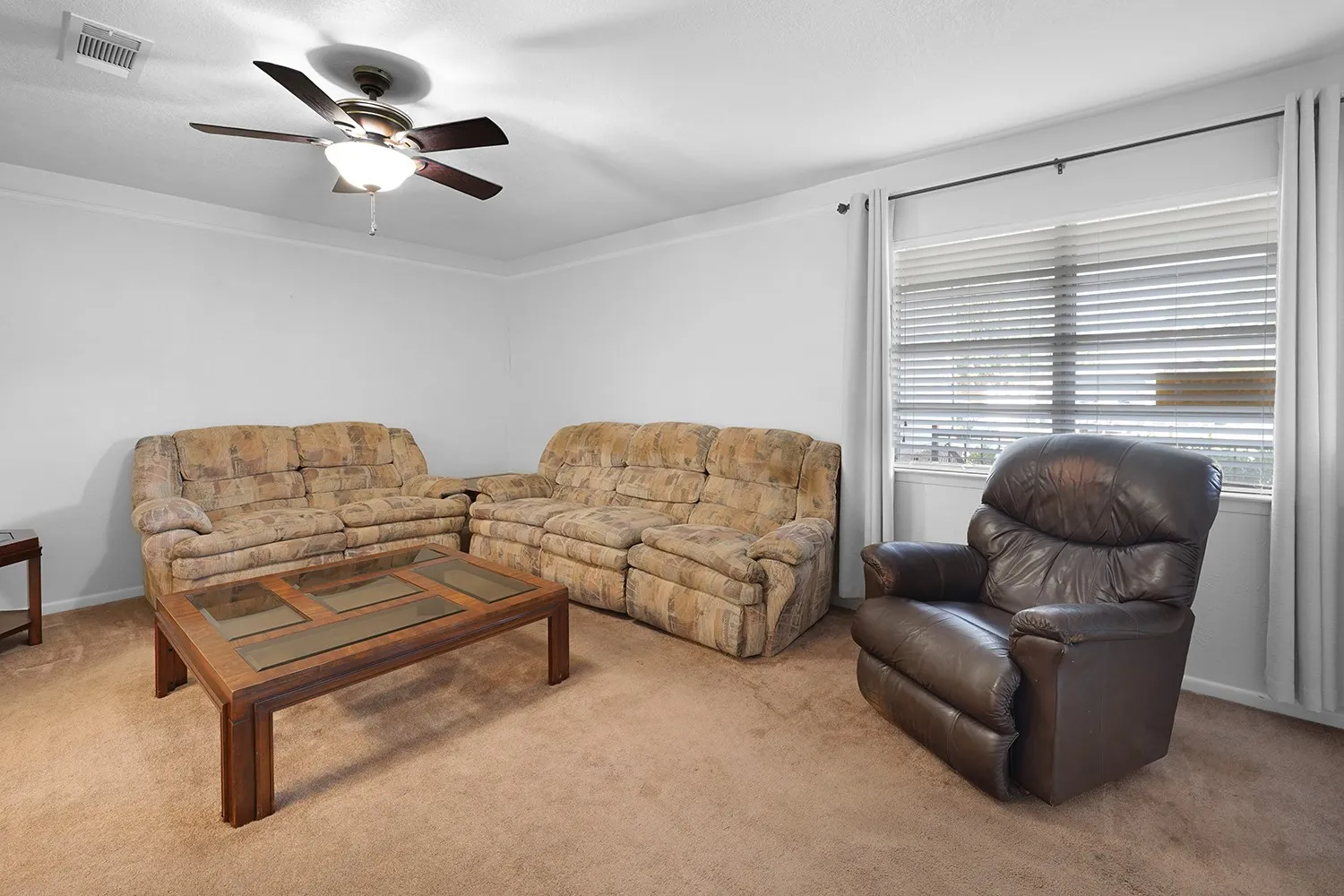 Single Family Residence For Sale in Tarrant County , 773 Betty Lane, Hurst, Texas 76053, 3 Bedroom, 1 Bathroom, Garage spaces, 1,140 Sqft, built in 1959, mls#21361744, Real Estate Agent in Hurst, Homes For Sale in Tarrant county, Homes For Sale in Hurst, Realtor in Hurst Texas, Real Estate Brokerage Independent Realty Texas, Luminita Cordes Realtor