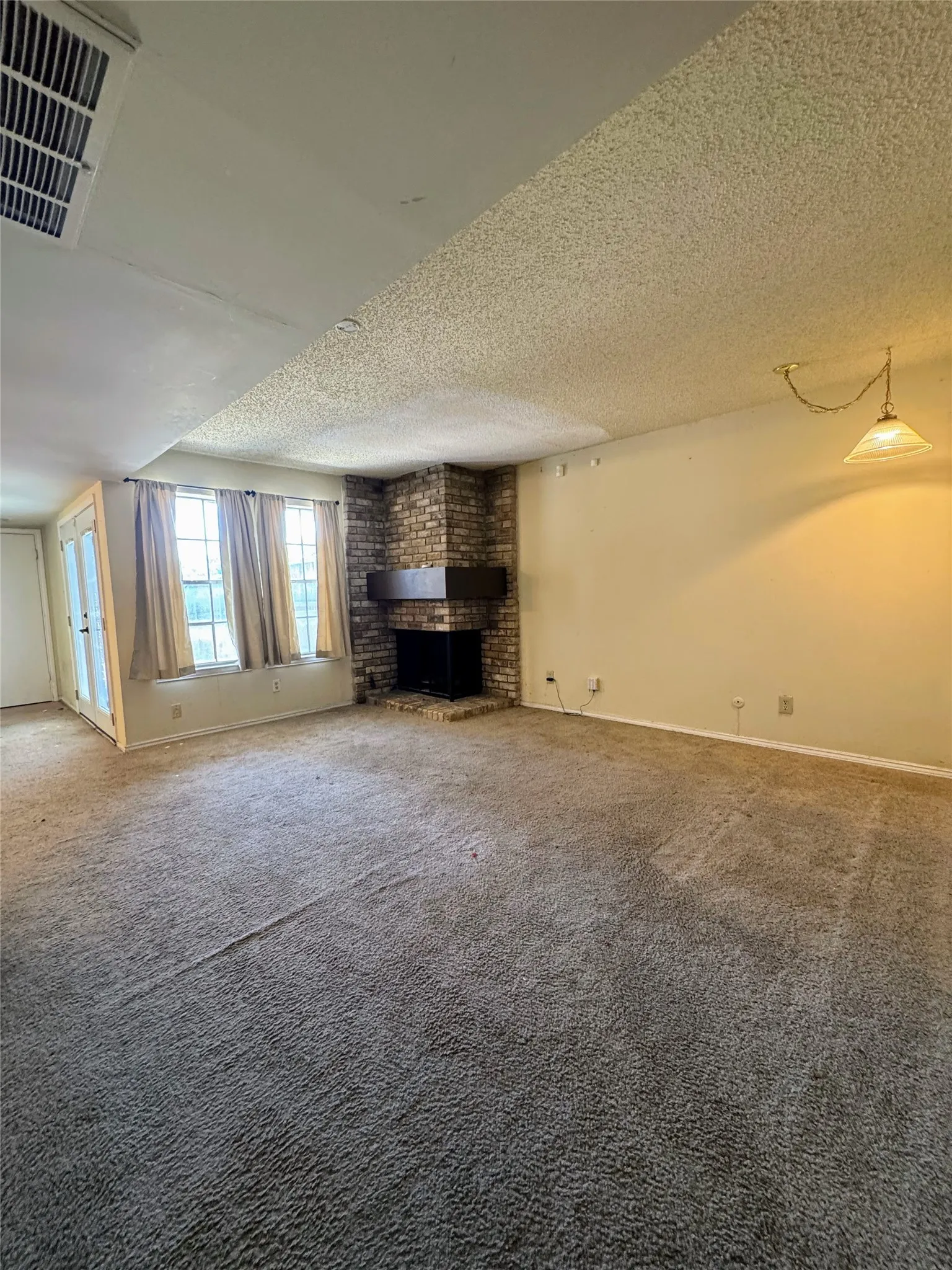 Townhouse For Sale in Dallas County , 541 Towne House Lane, Richardson, Texas 75081, 3 Bedroom, 3 Bathroom, Garage spaces, 1,711 Sqft, built in 1974, mls#21359273, Real Estate Agent in Richardson, Homes For Sale in Dallas county, Homes For Sale in Richardson, Realtor in Richardson Texas, Real Estate Brokerage Independent Realty Texas, Luminita Cordes Realtor
