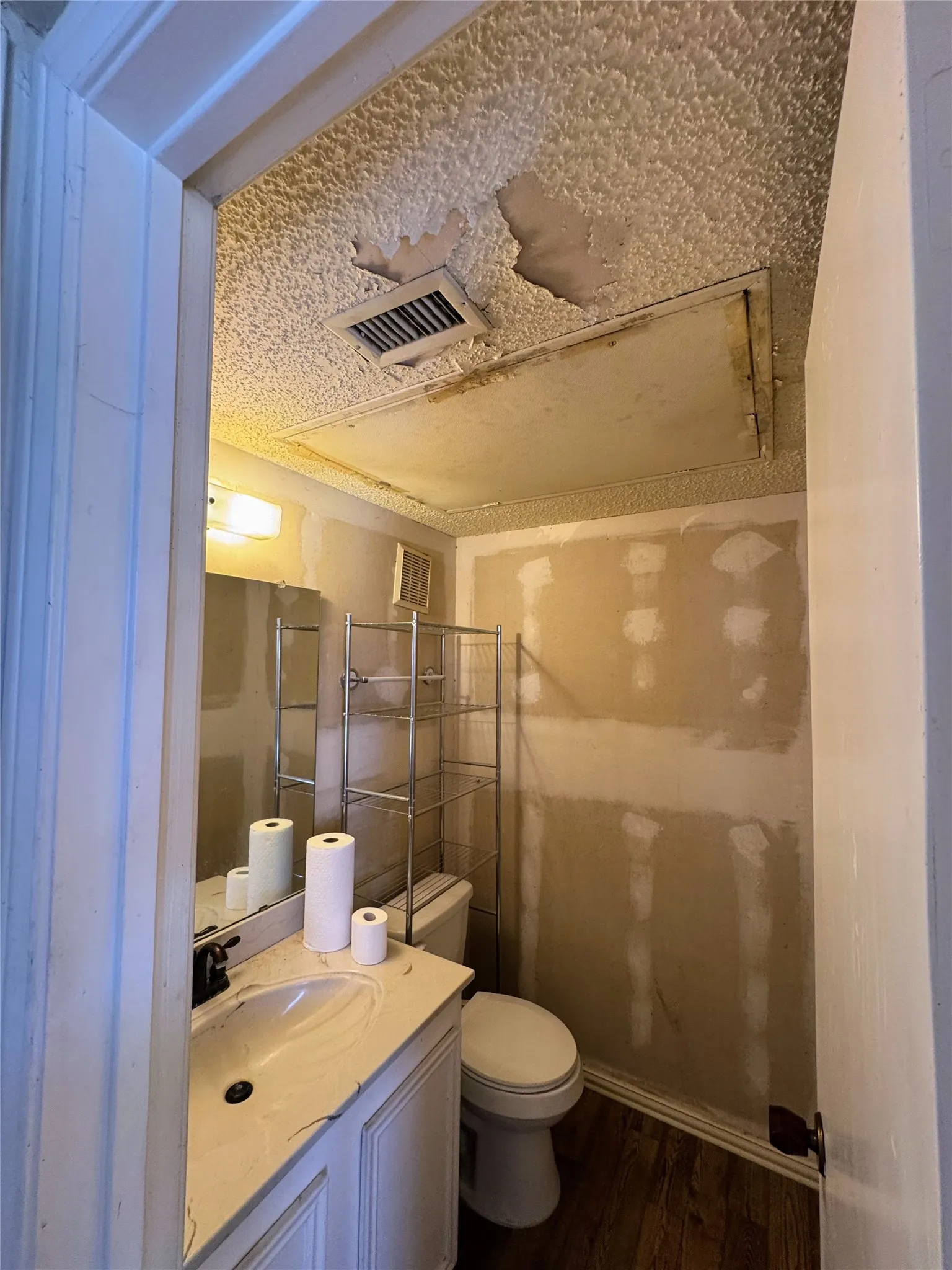 Townhouse For Sale in Dallas County , 541 Towne House Lane, Richardson, Texas 75081, 3 Bedroom, 3 Bathroom, Garage spaces, 1,711 Sqft, built in 1974, mls#21359273, Real Estate Agent in Richardson, Homes For Sale in Dallas county, Homes For Sale in Richardson, Realtor in Richardson Texas, Real Estate Brokerage Independent Realty Texas, Luminita Cordes Realtor