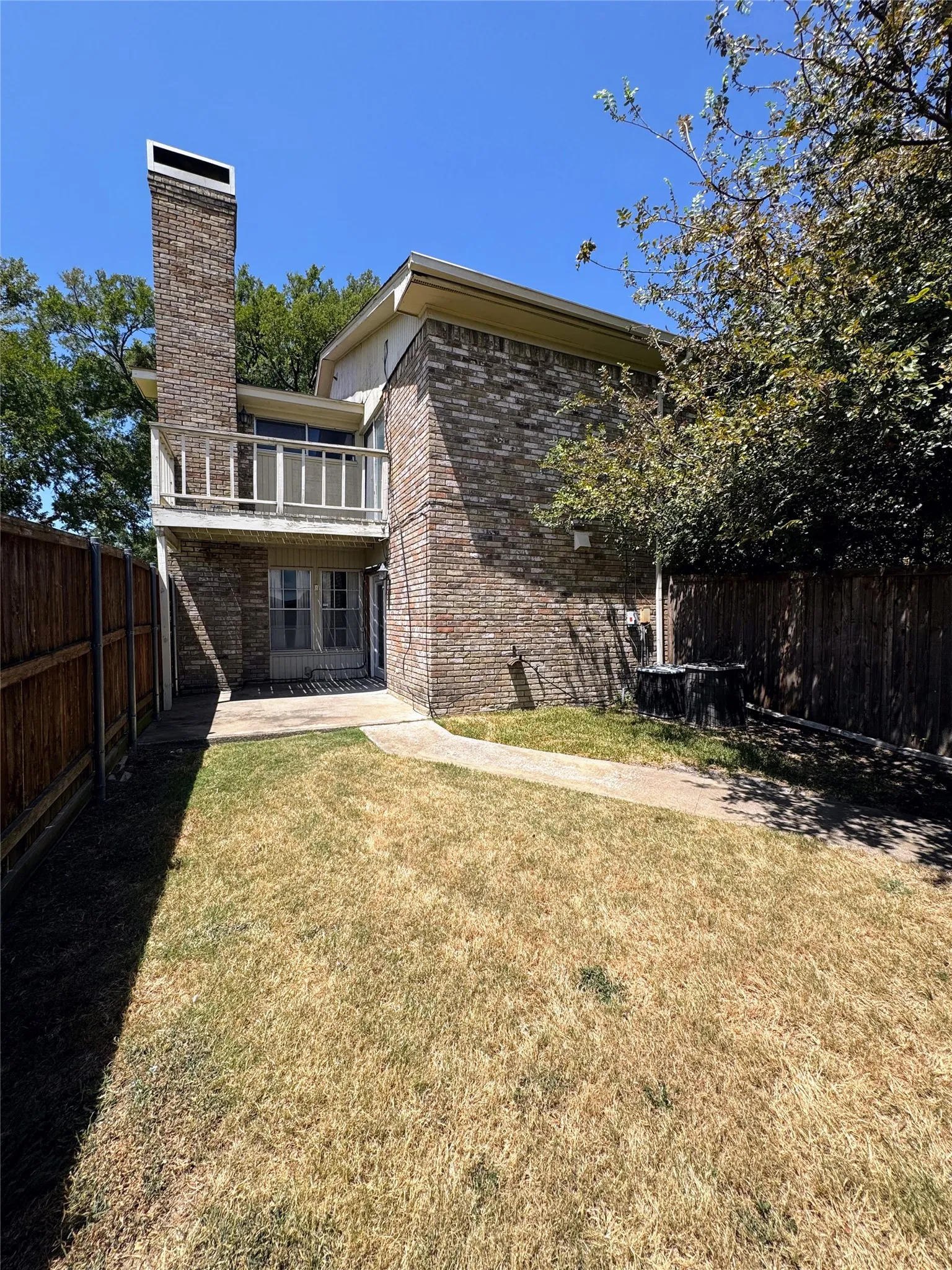 Townhouse For Sale in Dallas County , 541 Towne House Lane, Richardson, Texas 75081, 3 Bedroom, 3 Bathroom, Garage spaces, 1,711 Sqft, built in 1974, mls#21359273, Real Estate Agent in Richardson, Homes For Sale in Dallas county, Homes For Sale in Richardson, Realtor in Richardson Texas, Real Estate Brokerage Independent Realty Texas, Luminita Cordes Realtor