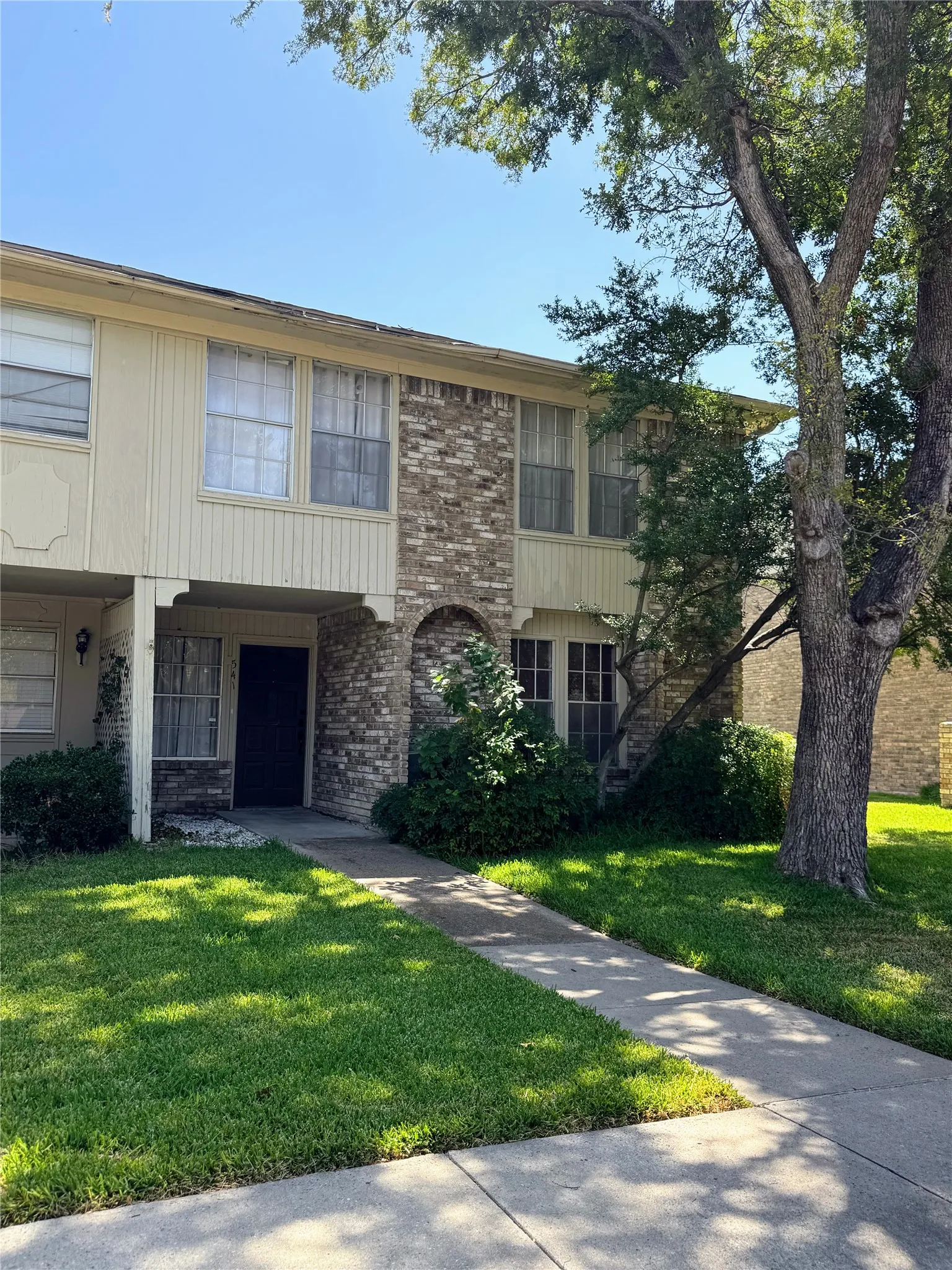 Townhouse For Sale in Dallas County , 541 Towne House Lane, Richardson, Texas 75081, 3 Bedroom, 3 Bathroom, Garage spaces, 1,711 Sqft, built in 1974, mls#21359273, Real Estate Agent in Richardson, Homes For Sale in Dallas county, Homes For Sale in Richardson, Realtor in Richardson Texas, Real Estate Brokerage Independent Realty Texas, Luminita Cordes Realtor