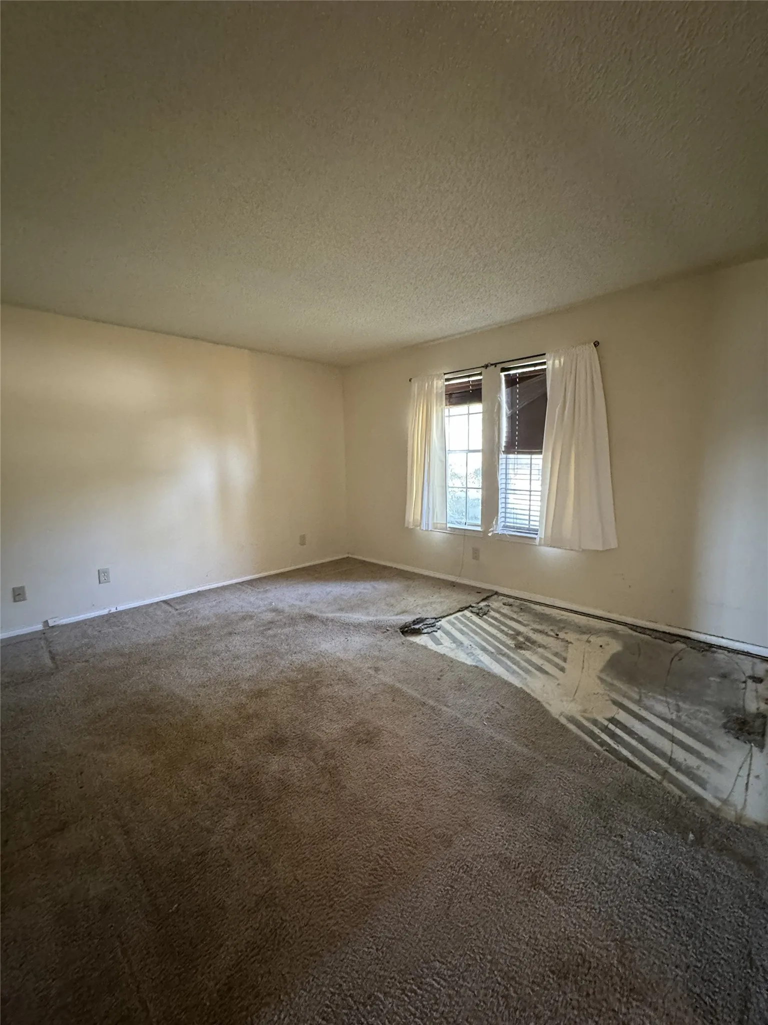 Townhouse For Sale in Dallas County , 541 Towne House Lane, Richardson, Texas 75081, 3 Bedroom, 3 Bathroom, Garage spaces, 1,711 Sqft, built in 1974, mls#21359273, Real Estate Agent in Richardson, Homes For Sale in Dallas county, Homes For Sale in Richardson, Realtor in Richardson Texas, Real Estate Brokerage Independent Realty Texas, Luminita Cordes Realtor