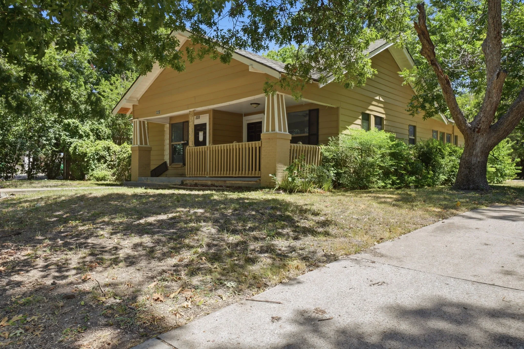 Single Family Residence For Sale in Ellis County , 320 Kirven Avenue, Waxahachie, Texas 75165, 3 Bedroom, 2 Bathroom, Garage spaces, 1,700 Sqft, built in 1940, mls#21361420, Real Estate Agent in Waxahachie, Homes For Sale in Ellis county, Homes For Sale in Waxahachie, Realtor in Waxahachie Texas, Real Estate Brokerage Independent Realty Texas, Luminita Cordes Realtor