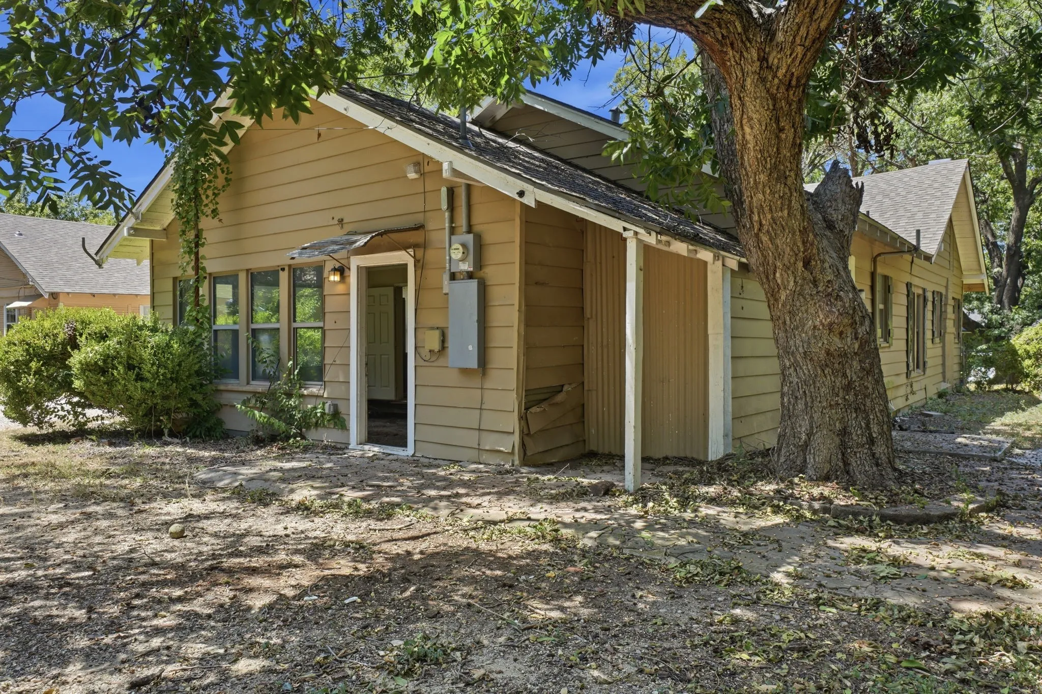 Single Family Residence For Sale in Ellis County , 320 Kirven Avenue, Waxahachie, Texas 75165, 3 Bedroom, 2 Bathroom, Garage spaces, 1,700 Sqft, built in 1940, mls#21361420, Real Estate Agent in Waxahachie, Homes For Sale in Ellis county, Homes For Sale in Waxahachie, Realtor in Waxahachie Texas, Real Estate Brokerage Independent Realty Texas, Luminita Cordes Realtor