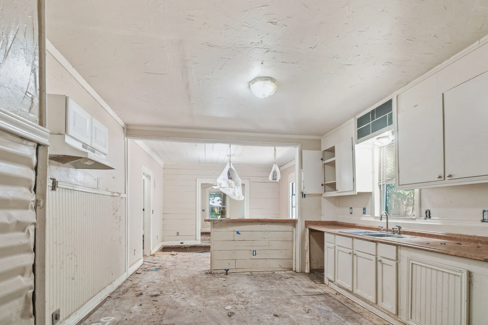 Single Family Residence For Sale in Ellis County , 320 Kirven Avenue, Waxahachie, Texas 75165, 3 Bedroom, 2 Bathroom, Garage spaces, 1,700 Sqft, built in 1940, mls#21361420, Real Estate Agent in Waxahachie, Homes For Sale in Ellis county, Homes For Sale in Waxahachie, Realtor in Waxahachie Texas, Real Estate Brokerage Independent Realty Texas, Luminita Cordes Realtor