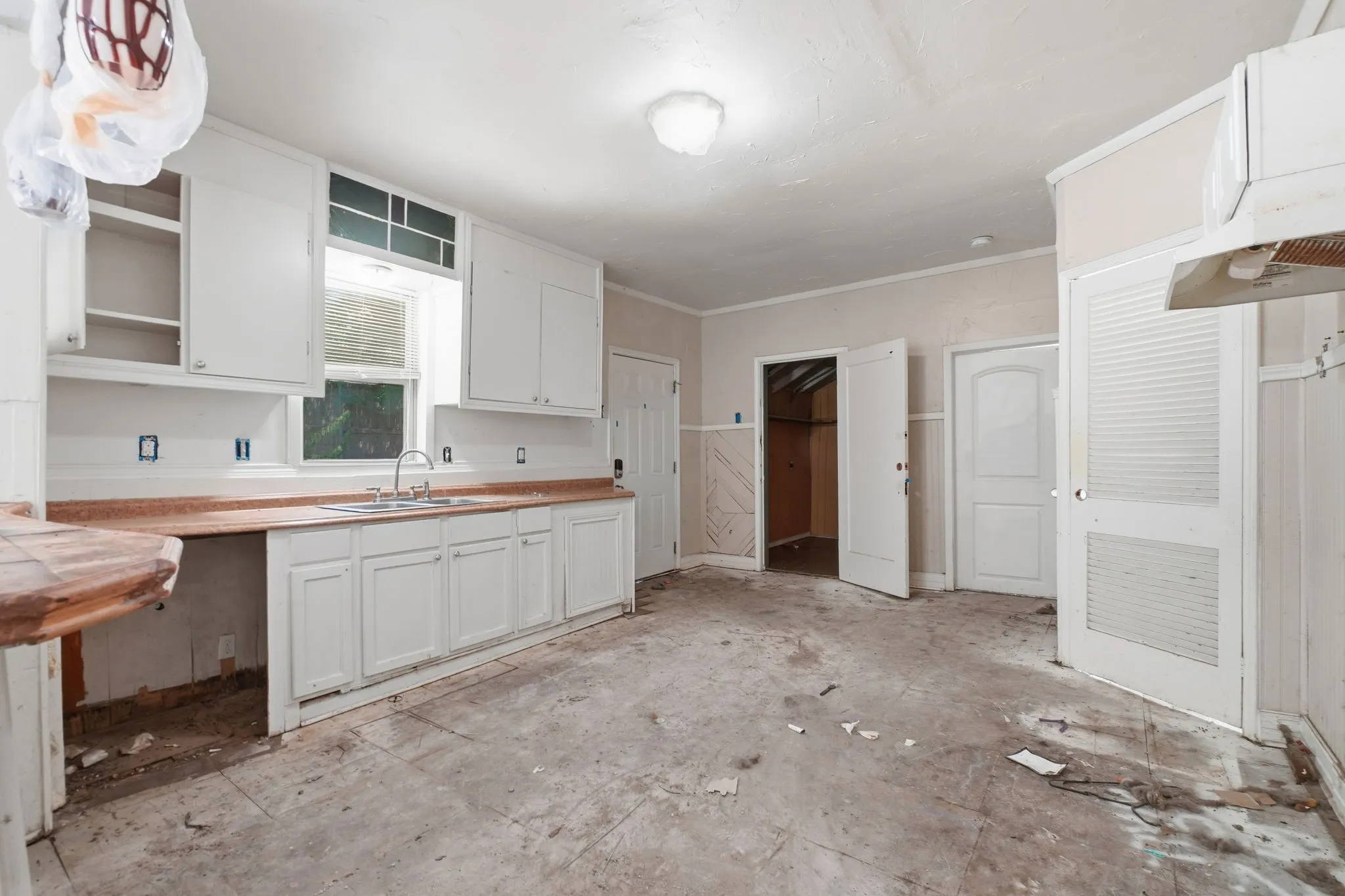 Single Family Residence For Sale in Ellis County , 320 Kirven Avenue, Waxahachie, Texas 75165, 3 Bedroom, 2 Bathroom, Garage spaces, 1,700 Sqft, built in 1940, mls#21361420, Real Estate Agent in Waxahachie, Homes For Sale in Ellis county, Homes For Sale in Waxahachie, Realtor in Waxahachie Texas, Real Estate Brokerage Independent Realty Texas, Luminita Cordes Realtor