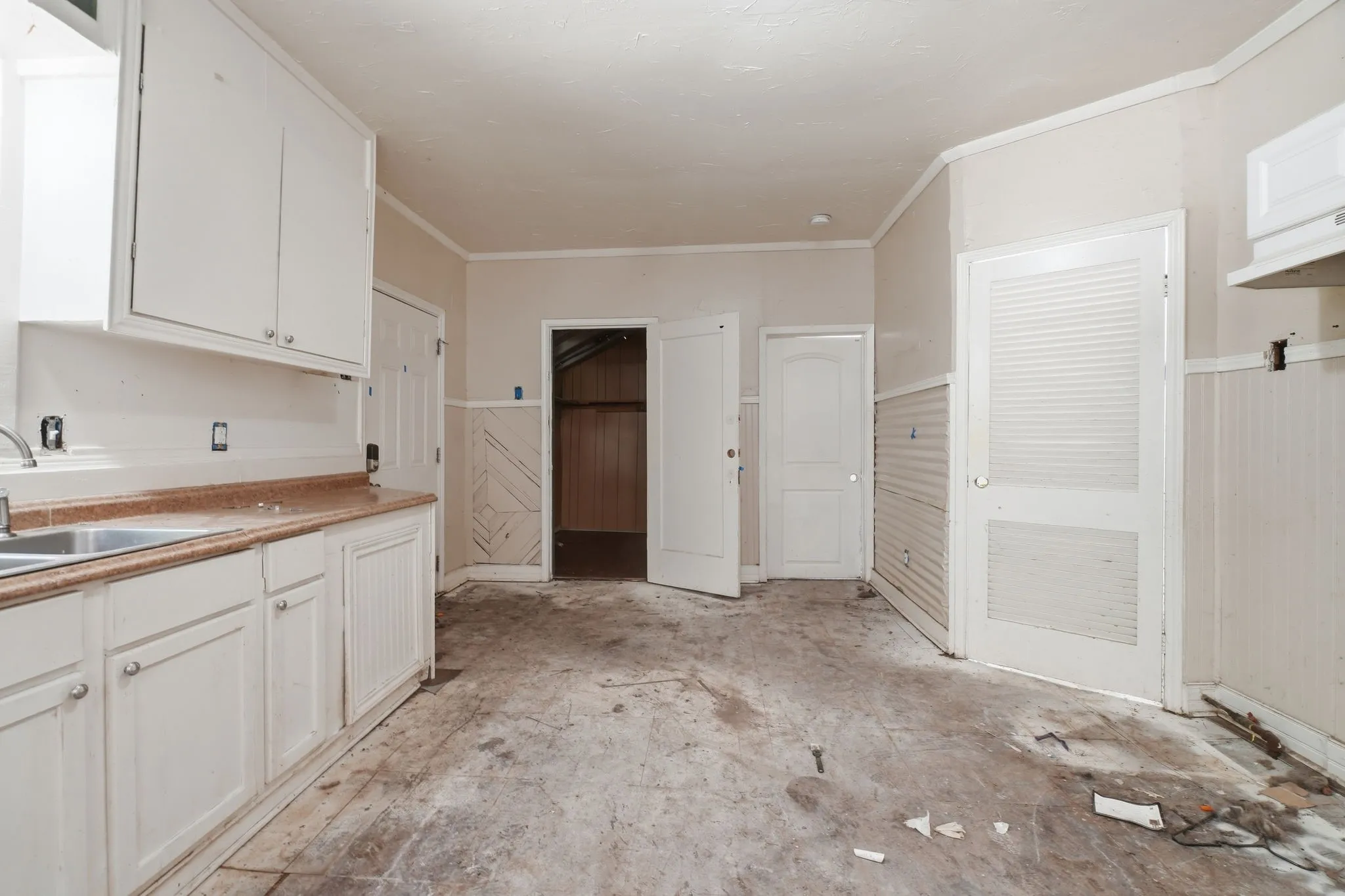 Single Family Residence For Sale in Ellis County , 320 Kirven Avenue, Waxahachie, Texas 75165, 3 Bedroom, 2 Bathroom, Garage spaces, 1,700 Sqft, built in 1940, mls#21361420, Real Estate Agent in Waxahachie, Homes For Sale in Ellis county, Homes For Sale in Waxahachie, Realtor in Waxahachie Texas, Real Estate Brokerage Independent Realty Texas, Luminita Cordes Realtor