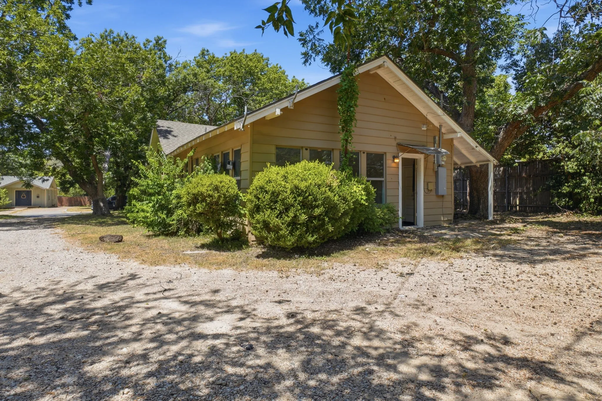 Single Family Residence For Sale in Ellis County , 320 Kirven Avenue, Waxahachie, Texas 75165, 3 Bedroom, 2 Bathroom, Garage spaces, 1,700 Sqft, built in 1940, mls#21361420, Real Estate Agent in Waxahachie, Homes For Sale in Ellis county, Homes For Sale in Waxahachie, Realtor in Waxahachie Texas, Real Estate Brokerage Independent Realty Texas, Luminita Cordes Realtor