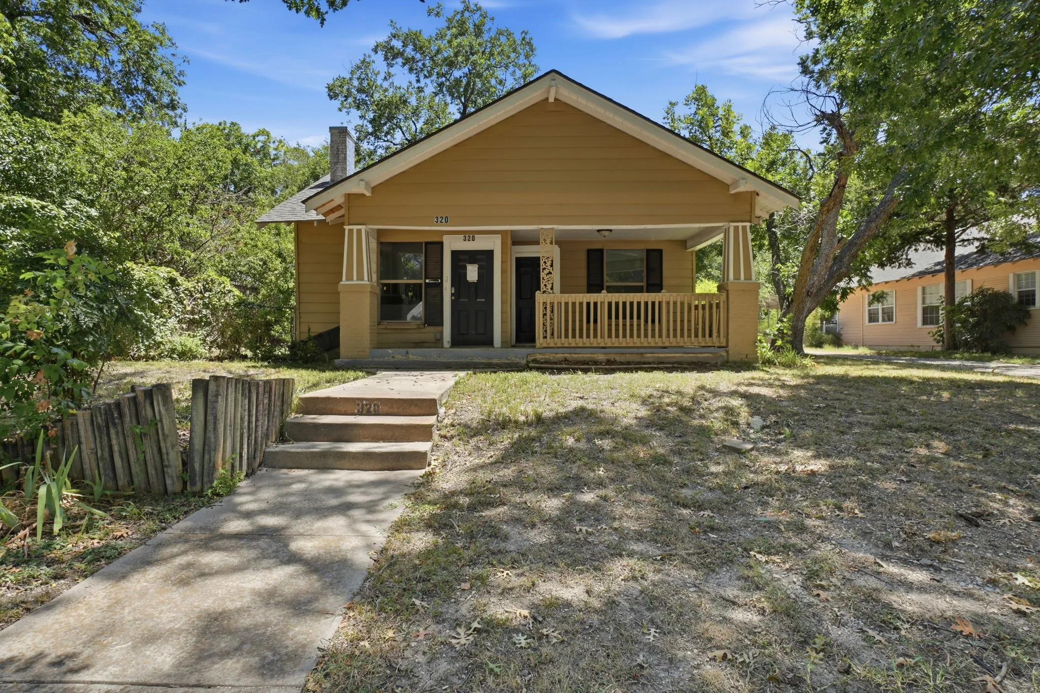 Single Family Residence For Sale in Ellis County , 320 Kirven Avenue, Waxahachie, Texas 75165, 3 Bedroom, 2 Bathroom, Garage spaces, 1,700 Sqft, built in 1940, mls#21361420, Real Estate Agent in Waxahachie, Homes For Sale in Ellis county, Homes For Sale in Waxahachie, Realtor in Waxahachie Texas, Real Estate Brokerage Independent Realty Texas, Luminita Cordes Realtor