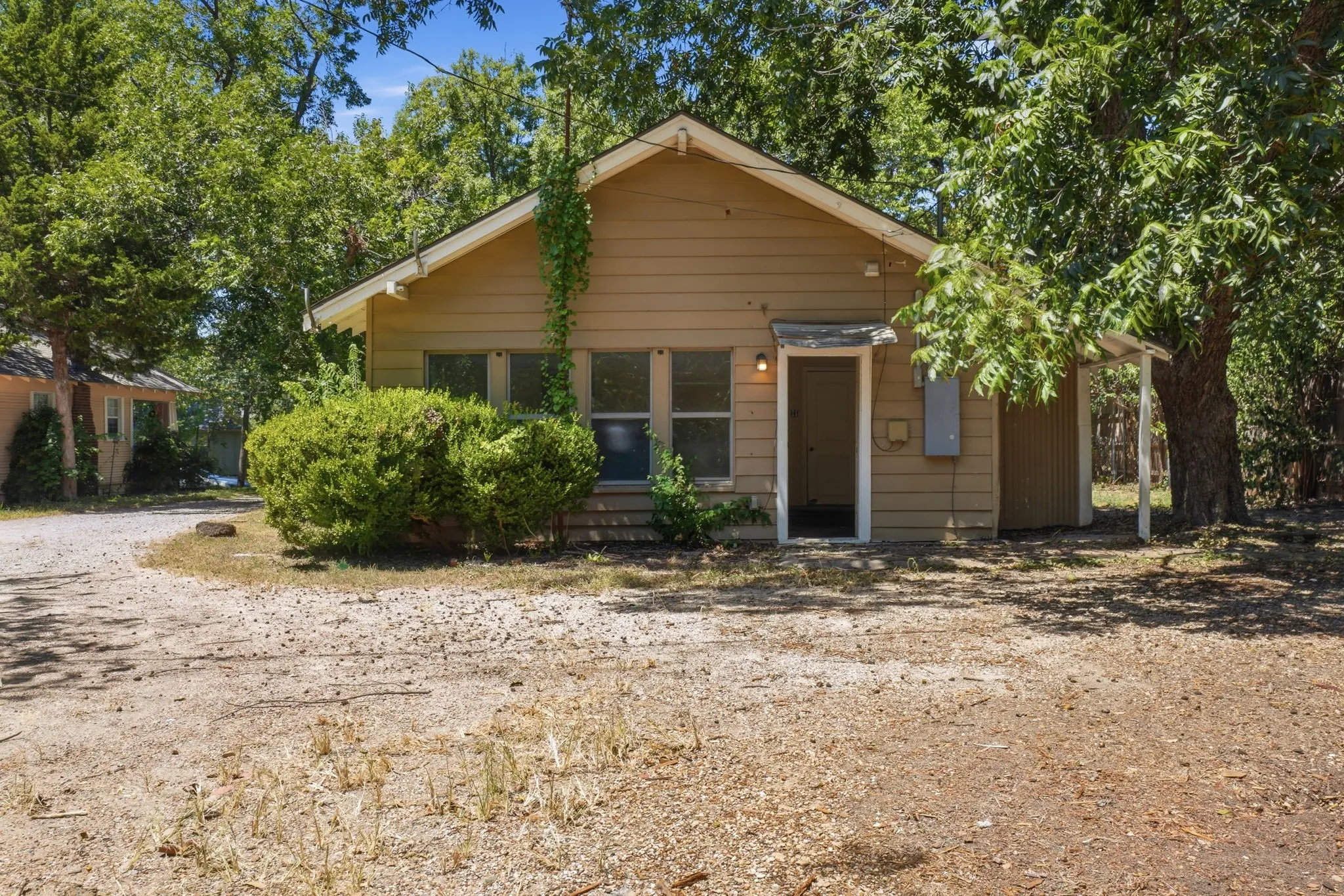 Single Family Residence For Sale in Ellis County , 320 Kirven Avenue, Waxahachie, Texas 75165, 3 Bedroom, 2 Bathroom, Garage spaces, 1,700 Sqft, built in 1940, mls#21361420, Real Estate Agent in Waxahachie, Homes For Sale in Ellis county, Homes For Sale in Waxahachie, Realtor in Waxahachie Texas, Real Estate Brokerage Independent Realty Texas, Luminita Cordes Realtor