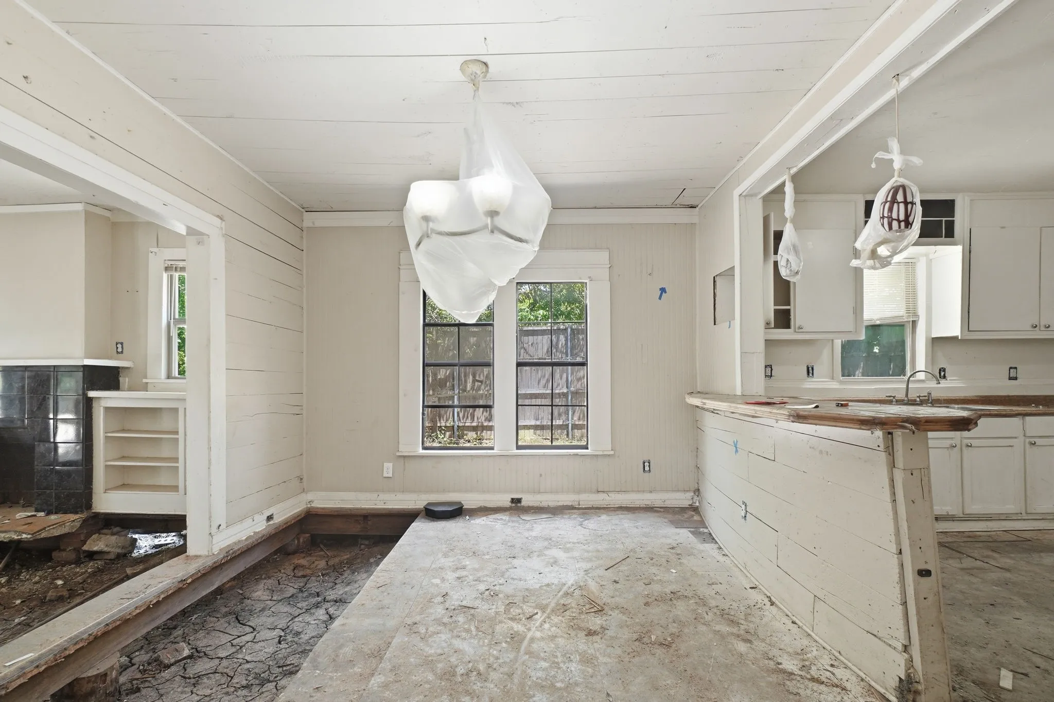 Single Family Residence For Sale in Ellis County , 320 Kirven Avenue, Waxahachie, Texas 75165, 3 Bedroom, 2 Bathroom, Garage spaces, 1,700 Sqft, built in 1940, mls#21361420, Real Estate Agent in Waxahachie, Homes For Sale in Ellis county, Homes For Sale in Waxahachie, Realtor in Waxahachie Texas, Real Estate Brokerage Independent Realty Texas, Luminita Cordes Realtor