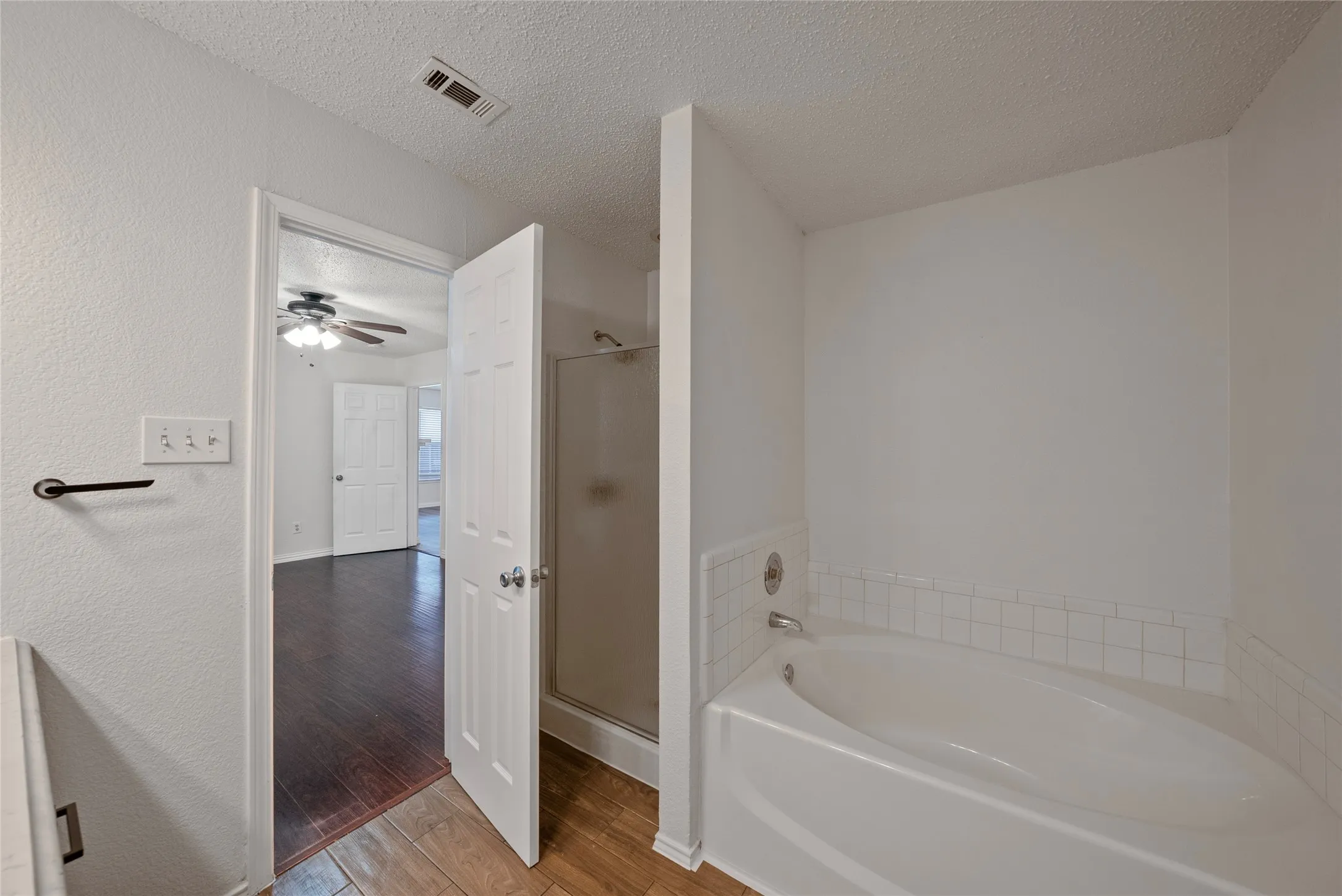 Single Family Residence For Sale in Denton County , 1024 Lake Trail Drive, Little Elm, Texas 75068, 3 Bedroom, 2 Bathroom, 2 Garage spaces, 1,556 Sqft, built in 1998, mls#21346743, Real Estate Agent in Little Elm, Homes For Sale in Denton county, Homes For Sale in Little Elm, Realtor in Little Elm Texas, Real Estate Brokerage Independent Realty Texas, Luminita Cordes Realtor