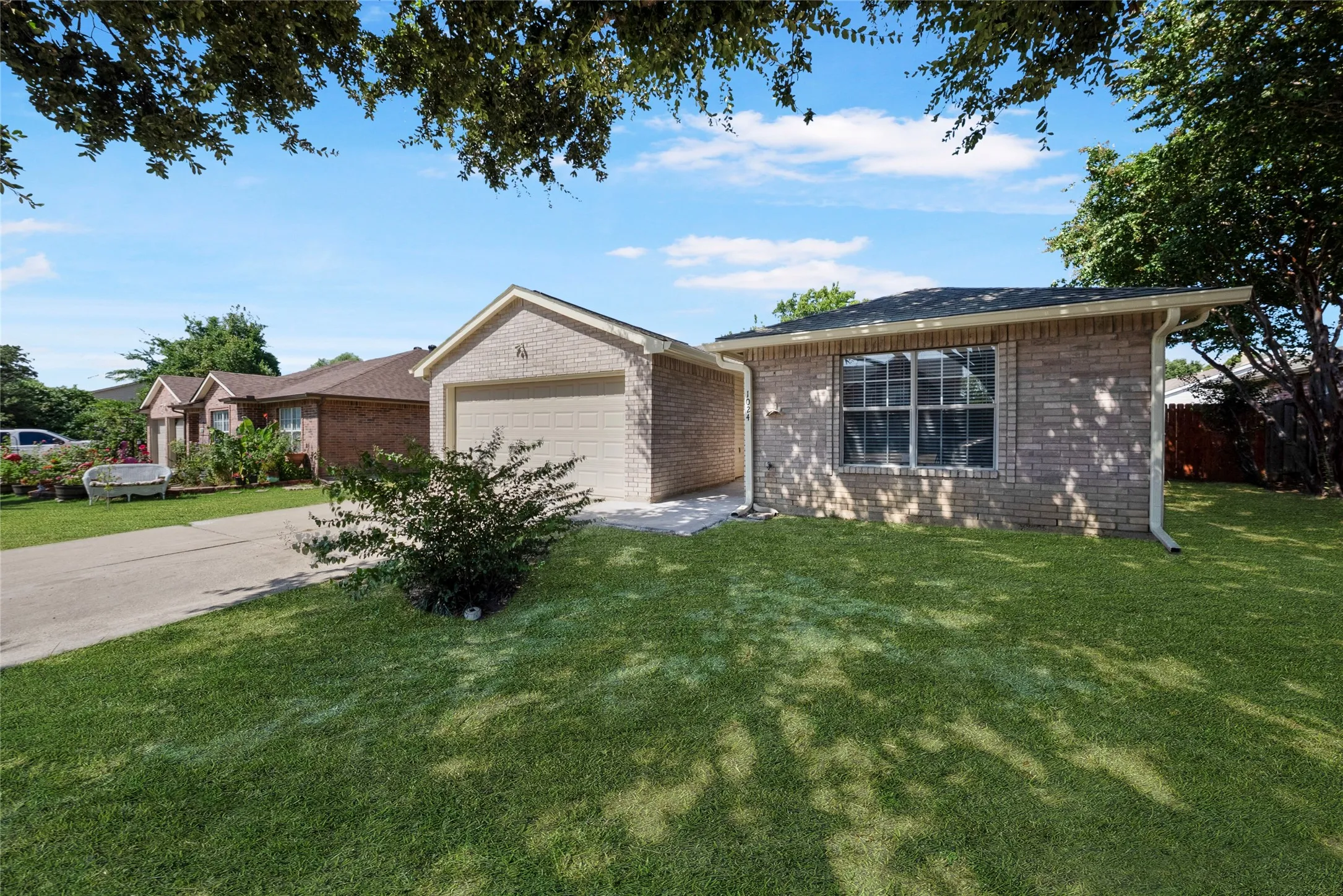 Single Family Residence For Sale in Denton County , 1024 Lake Trail Drive, Little Elm, Texas 75068, 3 Bedroom, 2 Bathroom, 2 Garage spaces, 1,556 Sqft, built in 1998, mls#21346743, Real Estate Agent in Little Elm, Homes For Sale in Denton county, Homes For Sale in Little Elm, Realtor in Little Elm Texas, Real Estate Brokerage Independent Realty Texas, Luminita Cordes Realtor