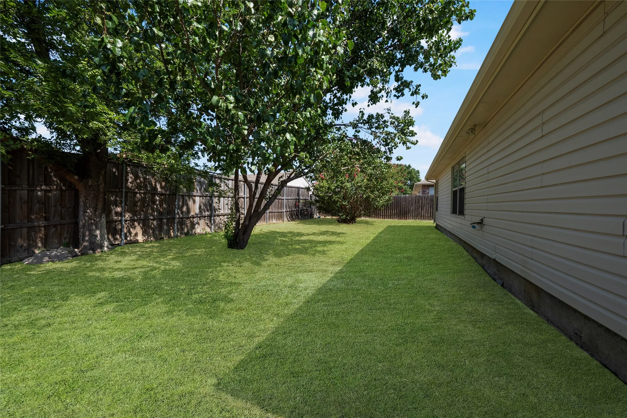 Single Family Residence For Sale in Denton County , 1024 Lake Trail Drive, Little Elm, Texas 75068, 3 Bedroom, 2 Bathroom, 2 Garage spaces, 1,556 Sqft, built in 1998, mls#21346743, Real Estate Agent in Little Elm, Homes For Sale in Denton county, Homes For Sale in Little Elm, Realtor in Little Elm Texas, Real Estate Brokerage Independent Realty Texas, Luminita Cordes Realtor
