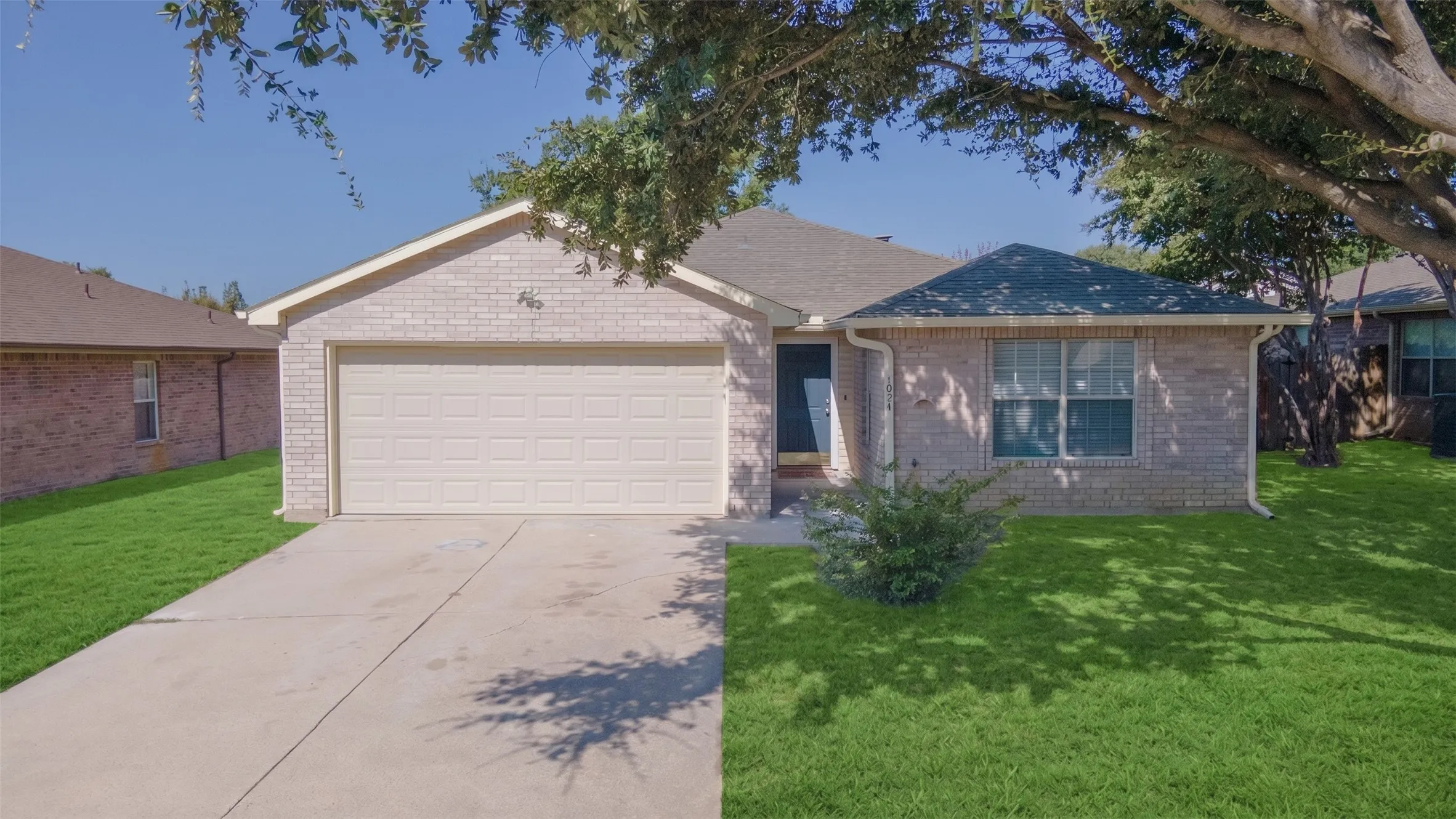 Single Family Residence For Sale in Denton County , 1024 Lake Trail Drive, Little Elm, Texas 75068, 3 Bedroom, 2 Bathroom, 2 Garage spaces, 1,556 Sqft, built in 1998, mls#21346743, Real Estate Agent in Little Elm, Homes For Sale in Denton county, Homes For Sale in Little Elm, Realtor in Little Elm Texas, Real Estate Brokerage Independent Realty Texas, Luminita Cordes Realtor
