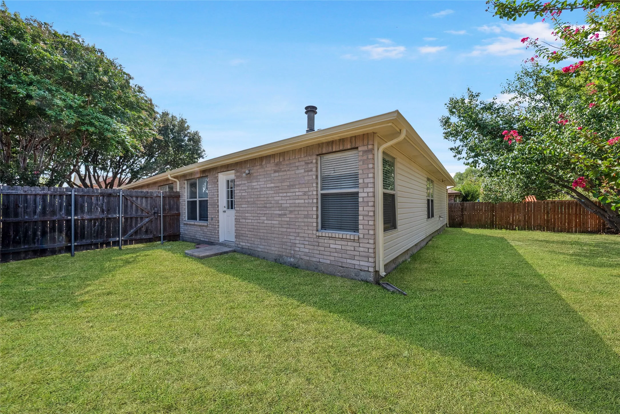 Single Family Residence For Sale in Denton County , 1024 Lake Trail Drive, Little Elm, Texas 75068, 3 Bedroom, 2 Bathroom, 2 Garage spaces, 1,556 Sqft, built in 1998, mls#21346743, Real Estate Agent in Little Elm, Homes For Sale in Denton county, Homes For Sale in Little Elm, Realtor in Little Elm Texas, Real Estate Brokerage Independent Realty Texas, Luminita Cordes Realtor