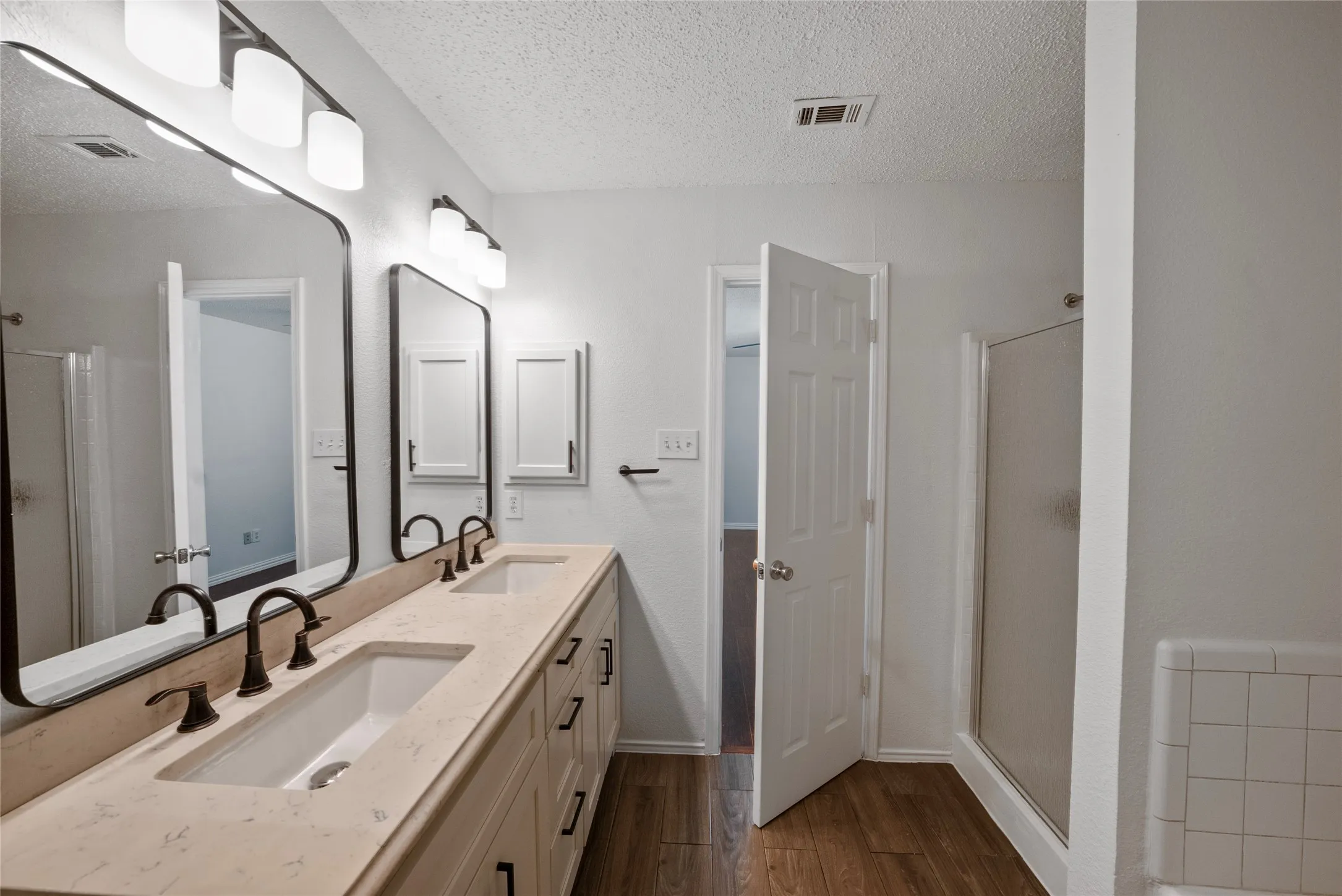 Single Family Residence For Sale in Denton County , 1024 Lake Trail Drive, Little Elm, Texas 75068, 3 Bedroom, 2 Bathroom, 2 Garage spaces, 1,556 Sqft, built in 1998, mls#21346743, Real Estate Agent in Little Elm, Homes For Sale in Denton county, Homes For Sale in Little Elm, Realtor in Little Elm Texas, Real Estate Brokerage Independent Realty Texas, Luminita Cordes Realtor