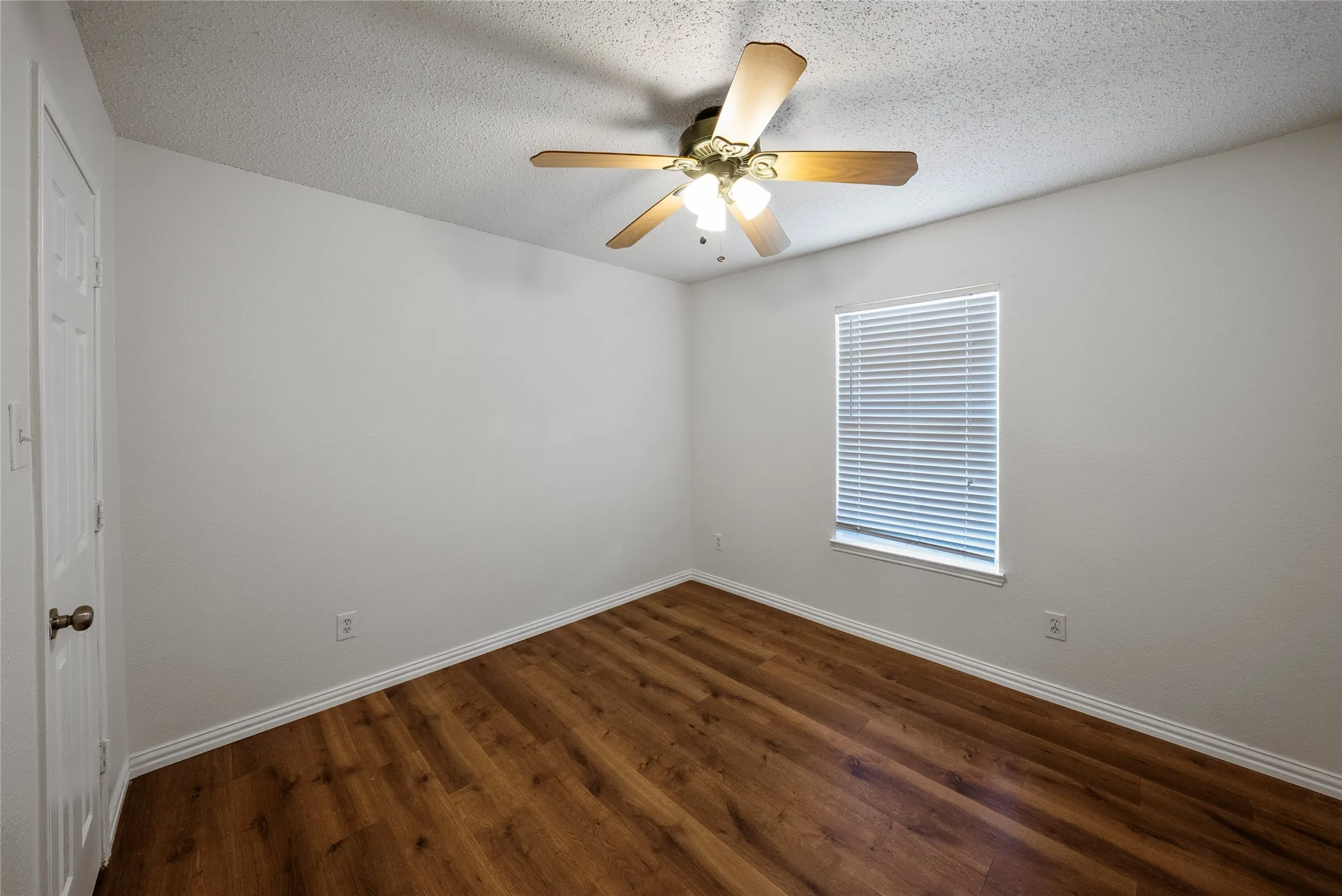 Single Family Residence For Sale in Denton County , 1024 Lake Trail Drive, Little Elm, Texas 75068, 3 Bedroom, 2 Bathroom, 2 Garage spaces, 1,556 Sqft, built in 1998, mls#21346743, Real Estate Agent in Little Elm, Homes For Sale in Denton county, Homes For Sale in Little Elm, Realtor in Little Elm Texas, Real Estate Brokerage Independent Realty Texas, Luminita Cordes Realtor