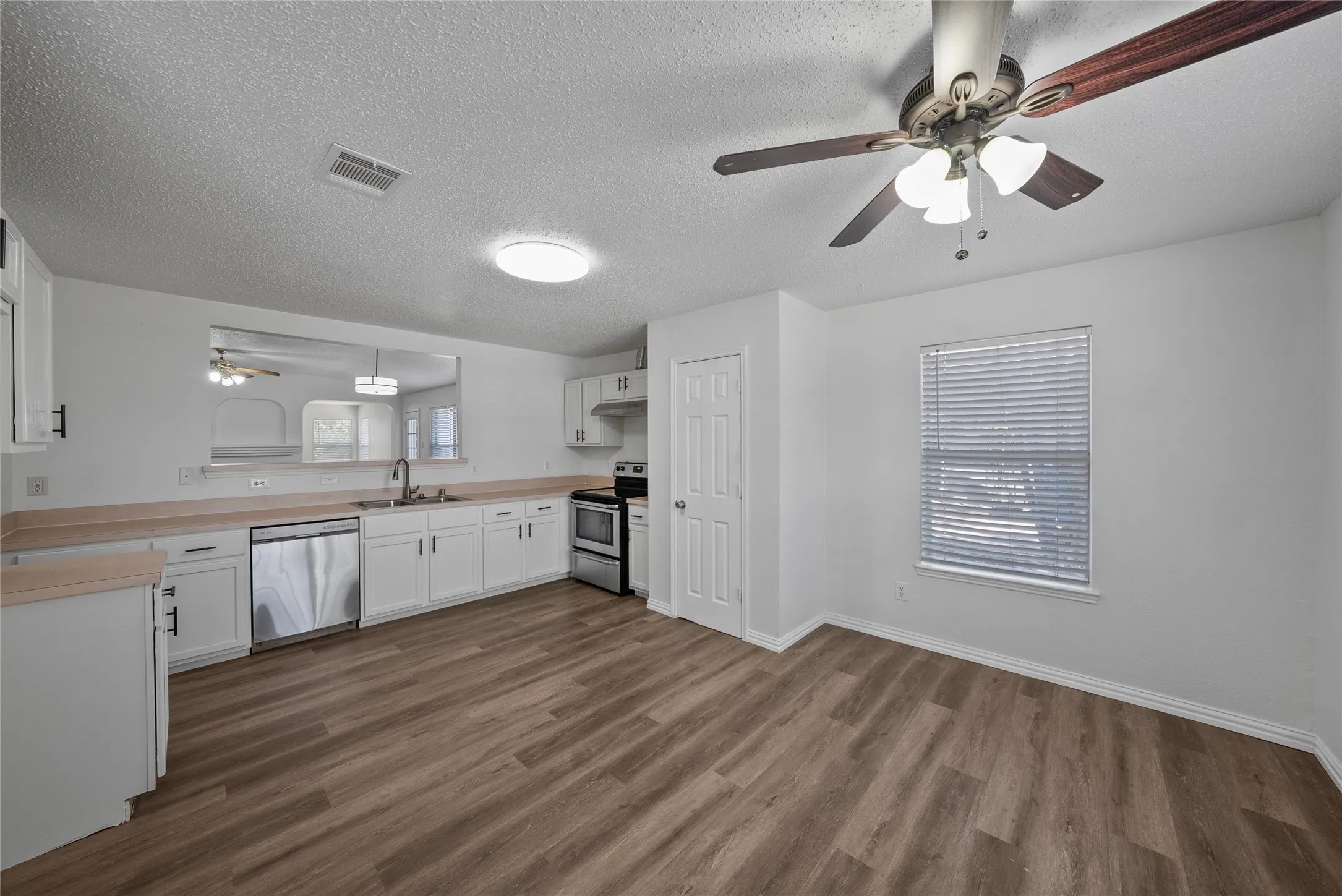 Single Family Residence For Sale in Denton County , 1024 Lake Trail Drive, Little Elm, Texas 75068, 3 Bedroom, 2 Bathroom, 2 Garage spaces, 1,556 Sqft, built in 1998, mls#21346743, Real Estate Agent in Little Elm, Homes For Sale in Denton county, Homes For Sale in Little Elm, Realtor in Little Elm Texas, Real Estate Brokerage Independent Realty Texas, Luminita Cordes Realtor
