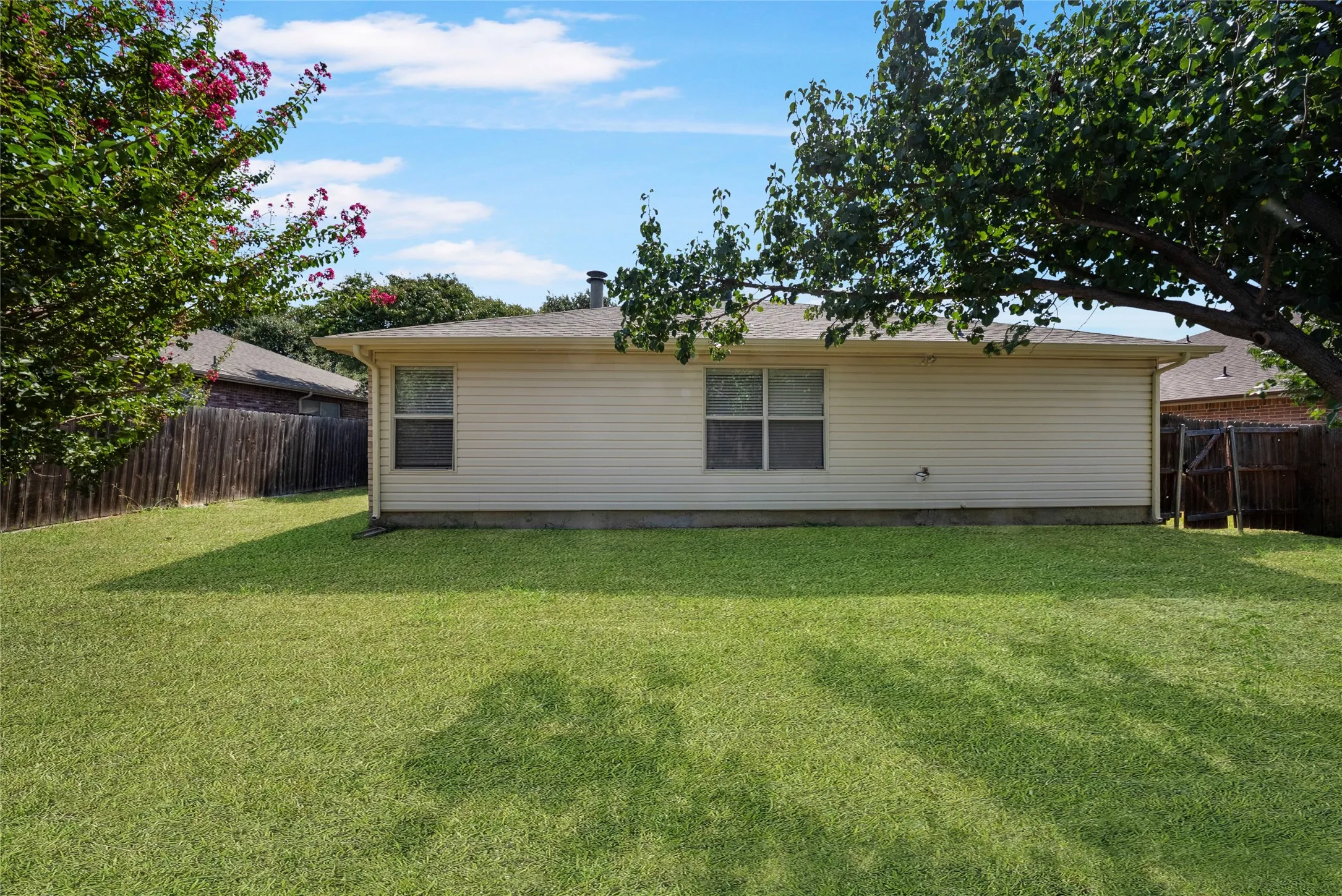 Single Family Residence For Sale in Denton County , 1024 Lake Trail Drive, Little Elm, Texas 75068, 3 Bedroom, 2 Bathroom, 2 Garage spaces, 1,556 Sqft, built in 1998, mls#21346743, Real Estate Agent in Little Elm, Homes For Sale in Denton county, Homes For Sale in Little Elm, Realtor in Little Elm Texas, Real Estate Brokerage Independent Realty Texas, Luminita Cordes Realtor