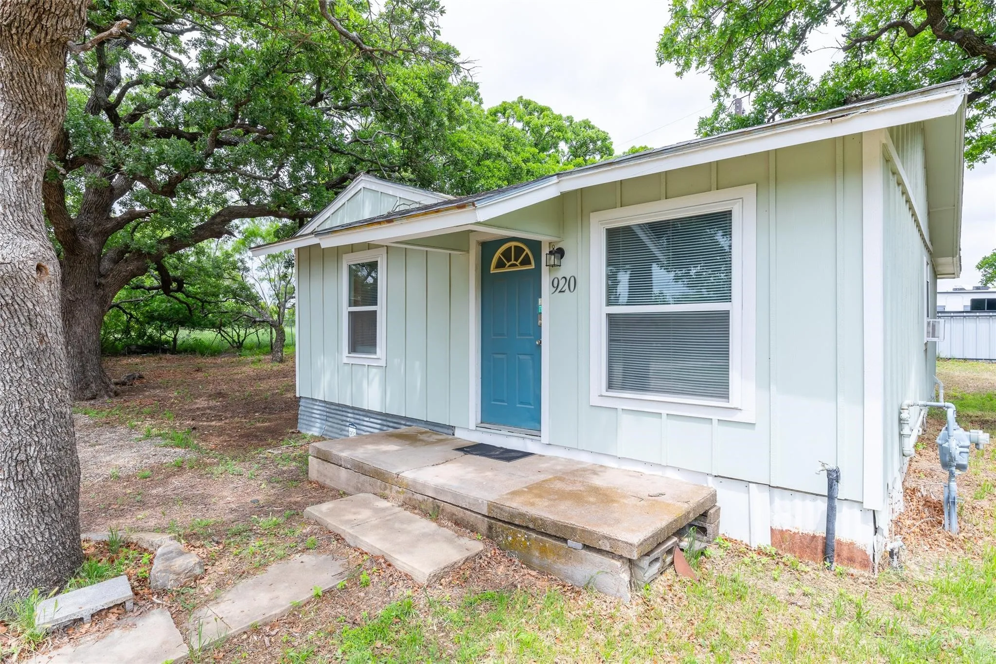 Single Family Residence For Sale in Callahan County , 920 Gas House Road, Clyde, Texas 79510, 1 Bedroom, 1 Bathroom, Garage spaces, 614 Sqft, built in 1940, mls#21362142, Real Estate Agent in Clyde, Homes For Sale in Callahan county, Homes For Sale in Clyde, Realtor in Clyde Texas, Real Estate Brokerage Independent Realty Texas, Luminita Cordes Realtor