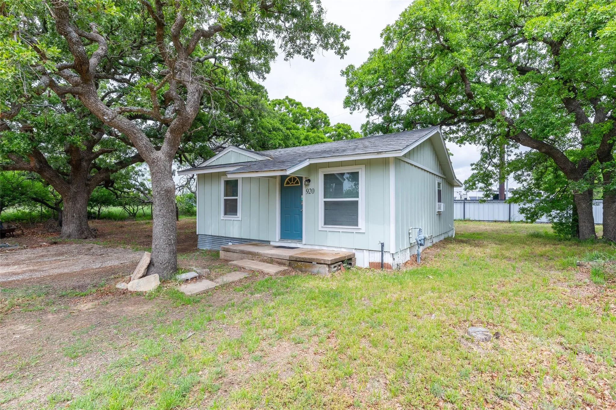 Single Family Residence For Sale in Callahan County , 920 Gas House Road, Clyde, Texas 79510, 1 Bedroom, 1 Bathroom, Garage spaces, 614 Sqft, built in 1940, mls#21362142, Real Estate Agent in Clyde, Homes For Sale in Callahan county, Homes For Sale in Clyde, Realtor in Clyde Texas, Real Estate Brokerage Independent Realty Texas, Luminita Cordes Realtor