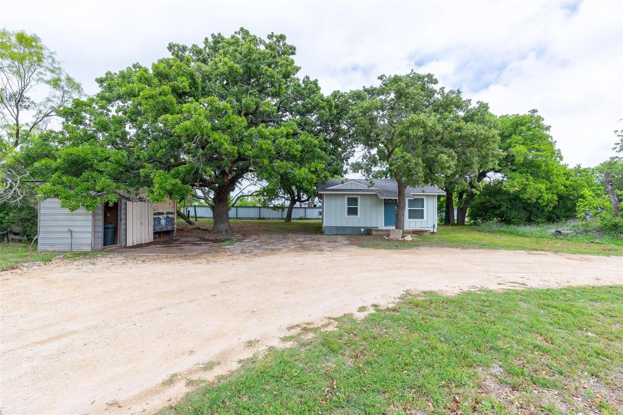 Single Family Residence For Sale in Callahan County , 920 Gas House Road, Clyde, Texas 79510, 1 Bedroom, 1 Bathroom, Garage spaces, 614 Sqft, built in 1940, mls#21362142, Real Estate Agent in Clyde, Homes For Sale in Callahan county, Homes For Sale in Clyde, Realtor in Clyde Texas, Real Estate Brokerage Independent Realty Texas, Luminita Cordes Realtor