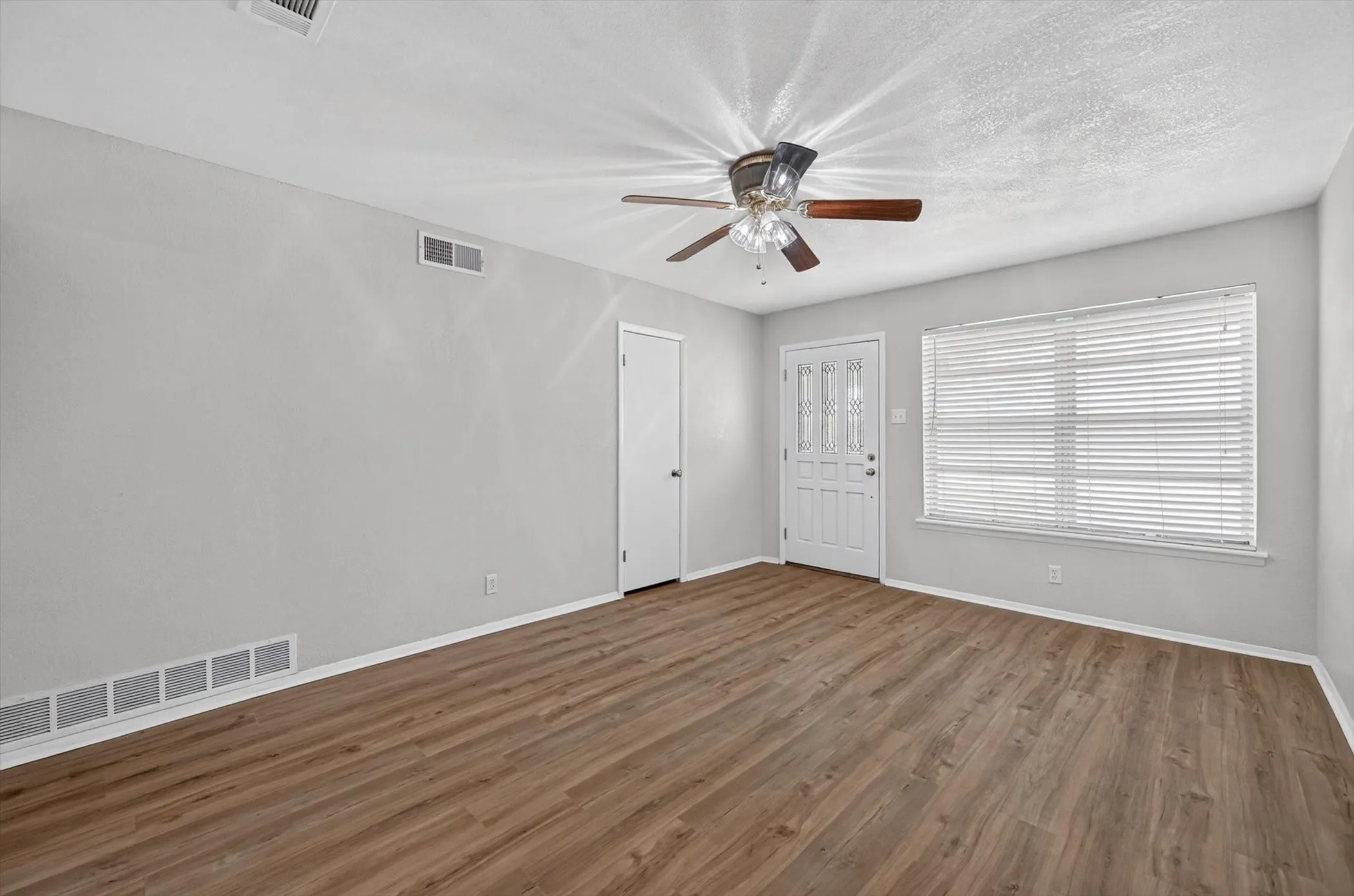 Single Family Residence For Sale in Dallas County , 3433 Sheryl Drive, Mesquite, Texas 75150, 3 Bedroom, 1 Bathroom, 1 Garage spaces, 984 Sqft, built in 1954, mls#21362086, Real Estate Agent in Mesquite, Homes For Sale in Dallas county, Homes For Sale in Mesquite, Realtor in Mesquite Texas, Real Estate Brokerage Independent Realty Texas, Luminita Cordes Realtor