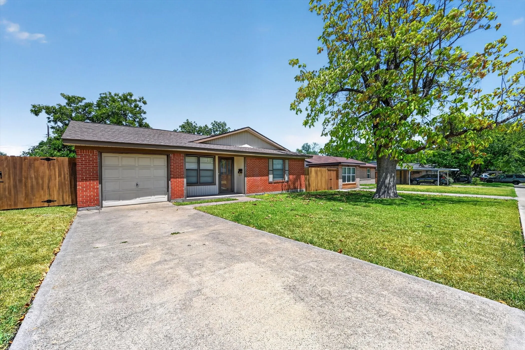 Single Family Residence For Sale in Dallas County , 3433 Sheryl Drive, Mesquite, Texas 75150, 3 Bedroom, 1 Bathroom, 1 Garage spaces, 984 Sqft, built in 1954, mls#21362086, Real Estate Agent in Mesquite, Homes For Sale in Dallas county, Homes For Sale in Mesquite, Realtor in Mesquite Texas, Real Estate Brokerage Independent Realty Texas, Luminita Cordes Realtor