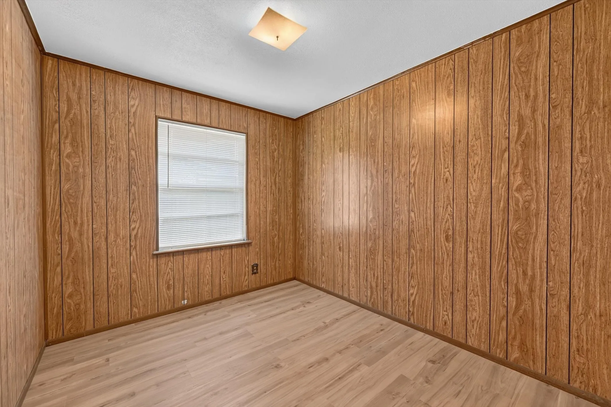 Single Family Residence For Sale in Dallas County , 3433 Sheryl Drive, Mesquite, Texas 75150, 3 Bedroom, 1 Bathroom, 1 Garage spaces, 984 Sqft, built in 1954, mls#21362086, Real Estate Agent in Mesquite, Homes For Sale in Dallas county, Homes For Sale in Mesquite, Realtor in Mesquite Texas, Real Estate Brokerage Independent Realty Texas, Luminita Cordes Realtor